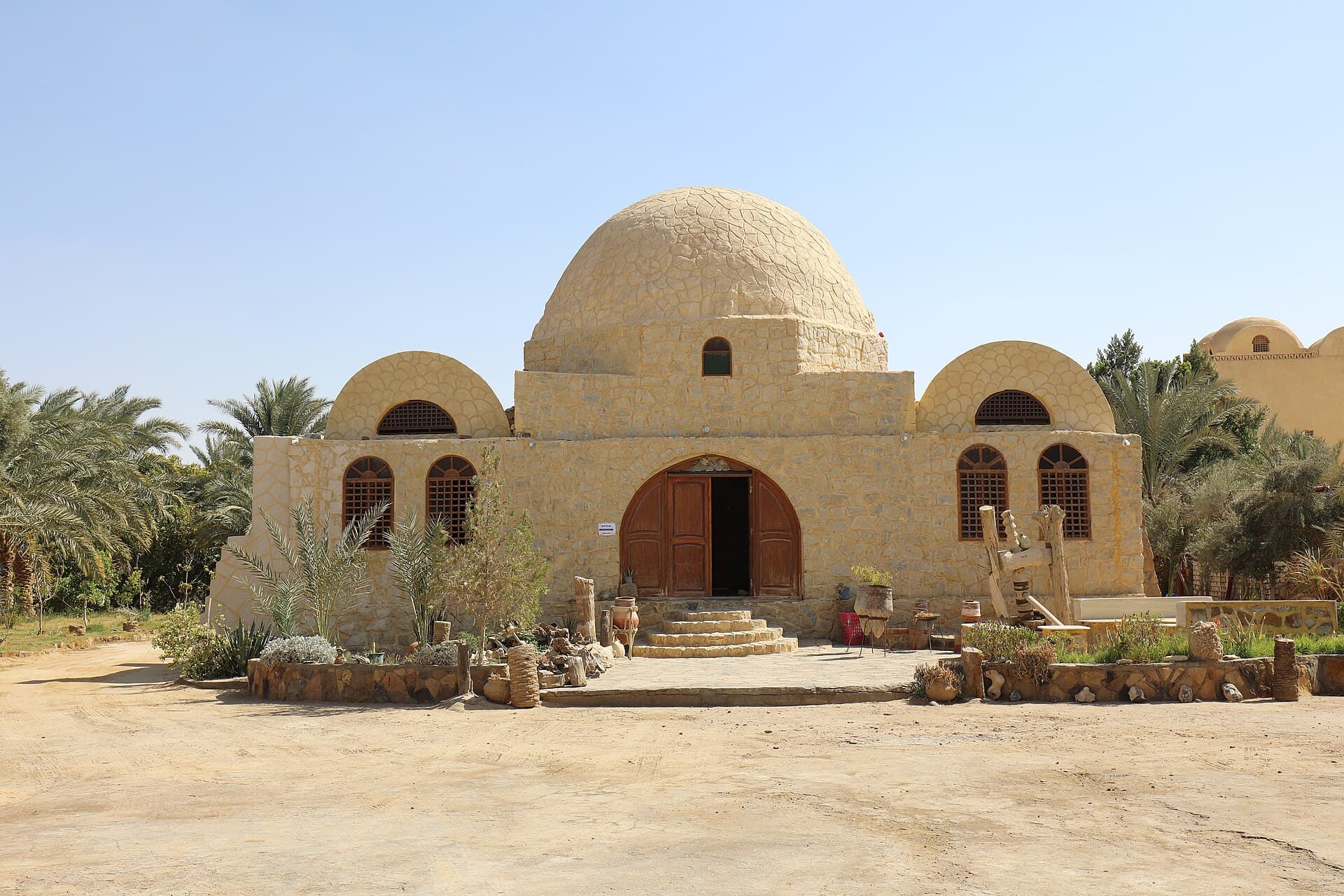 Ahmed Safari Camp and Hotel (via Wikimedia Commons, CC BY-SA 4.0)