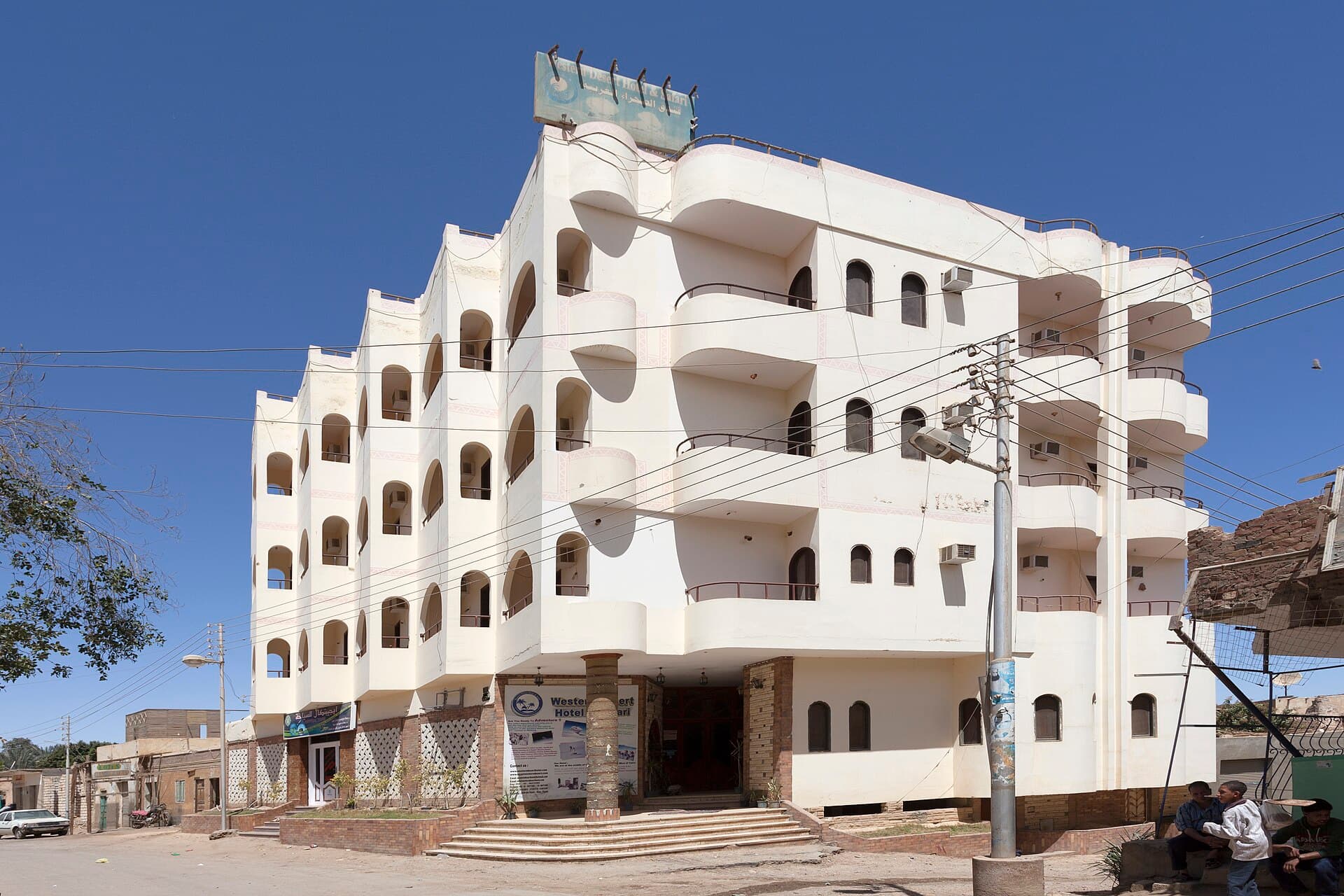 Western Desert Hotel (via Wikimedia Commons, CC BY-SA 4.0)