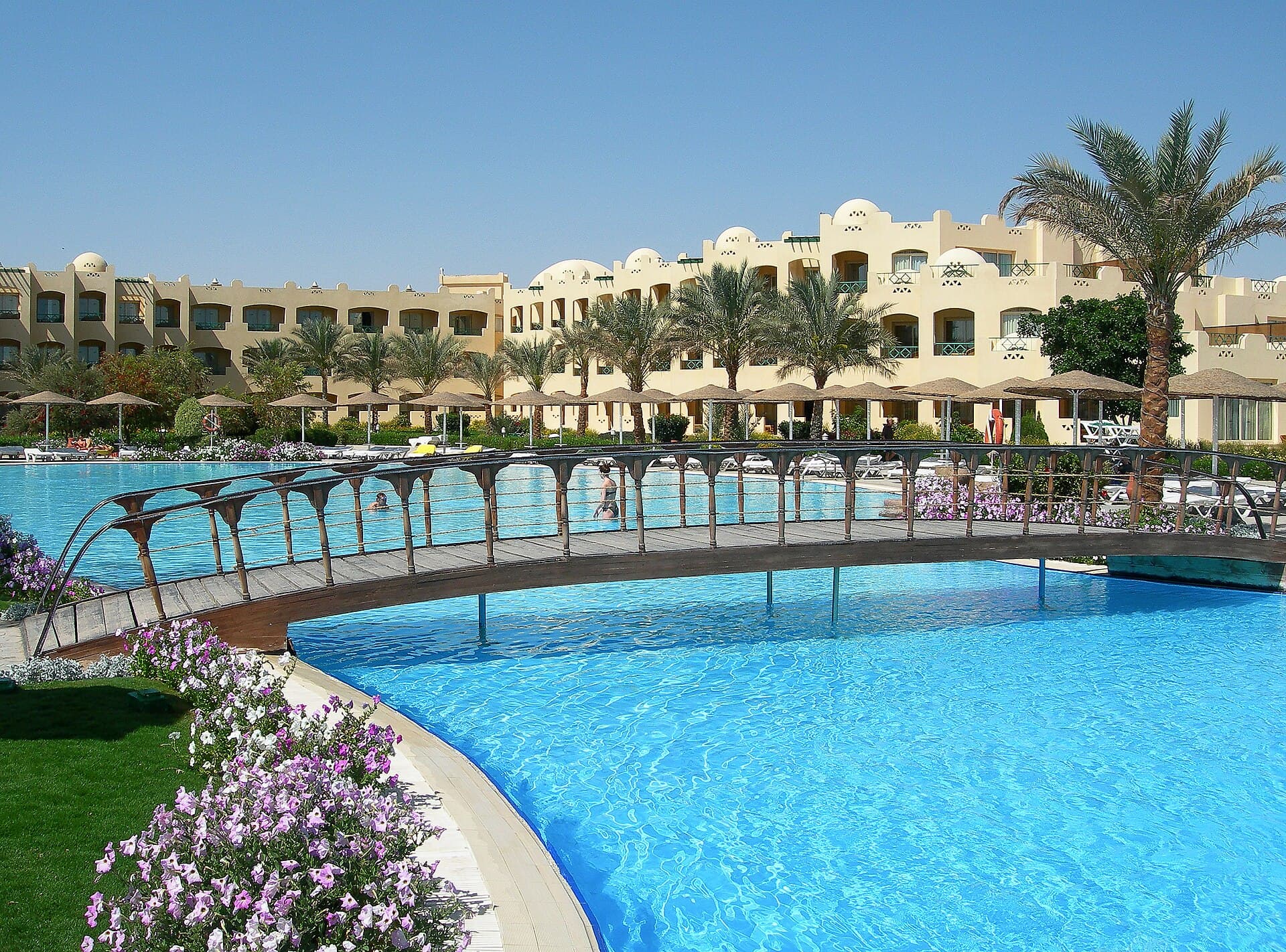 Tia Heights Makadi Bay (via Wikimedia Commons, CC BY-SA 3.0)