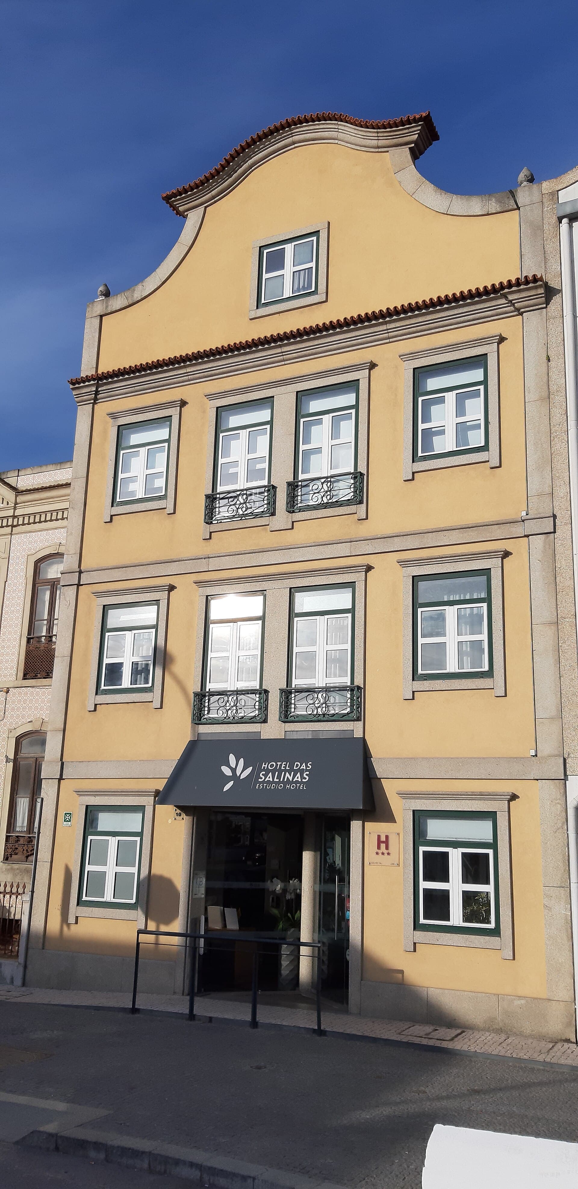 Hotel das Salinas (via Wikimedia Commons, CC BY-SA 4.0)