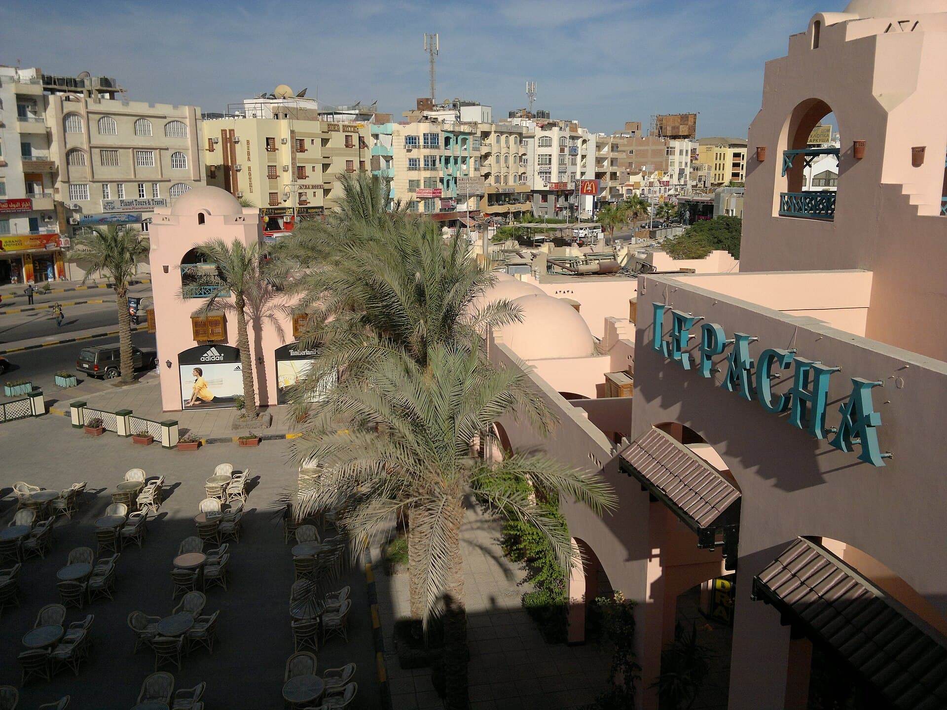 Le Pacha Resort Hurghada (via Wikimedia Commons, CC BY 3.0)