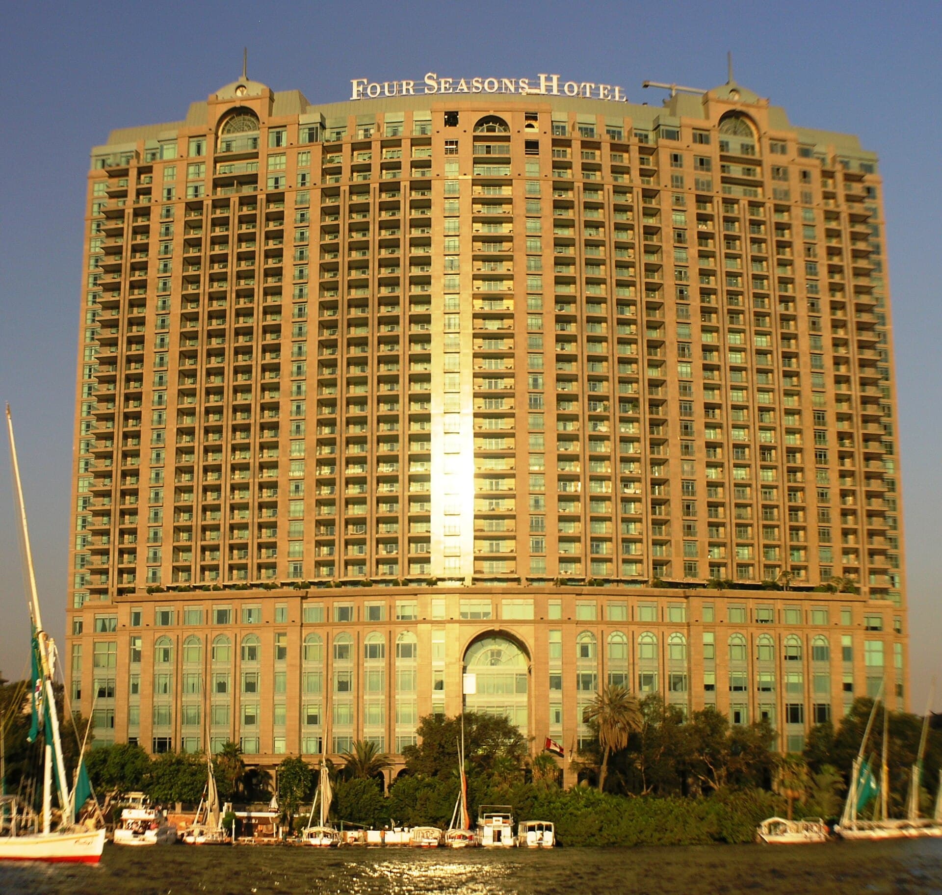Pool Grill at Four Seasons Hotel Cairo at Nile Plaza (via Wikimedia Commons, CC BY-SA 4.0)
