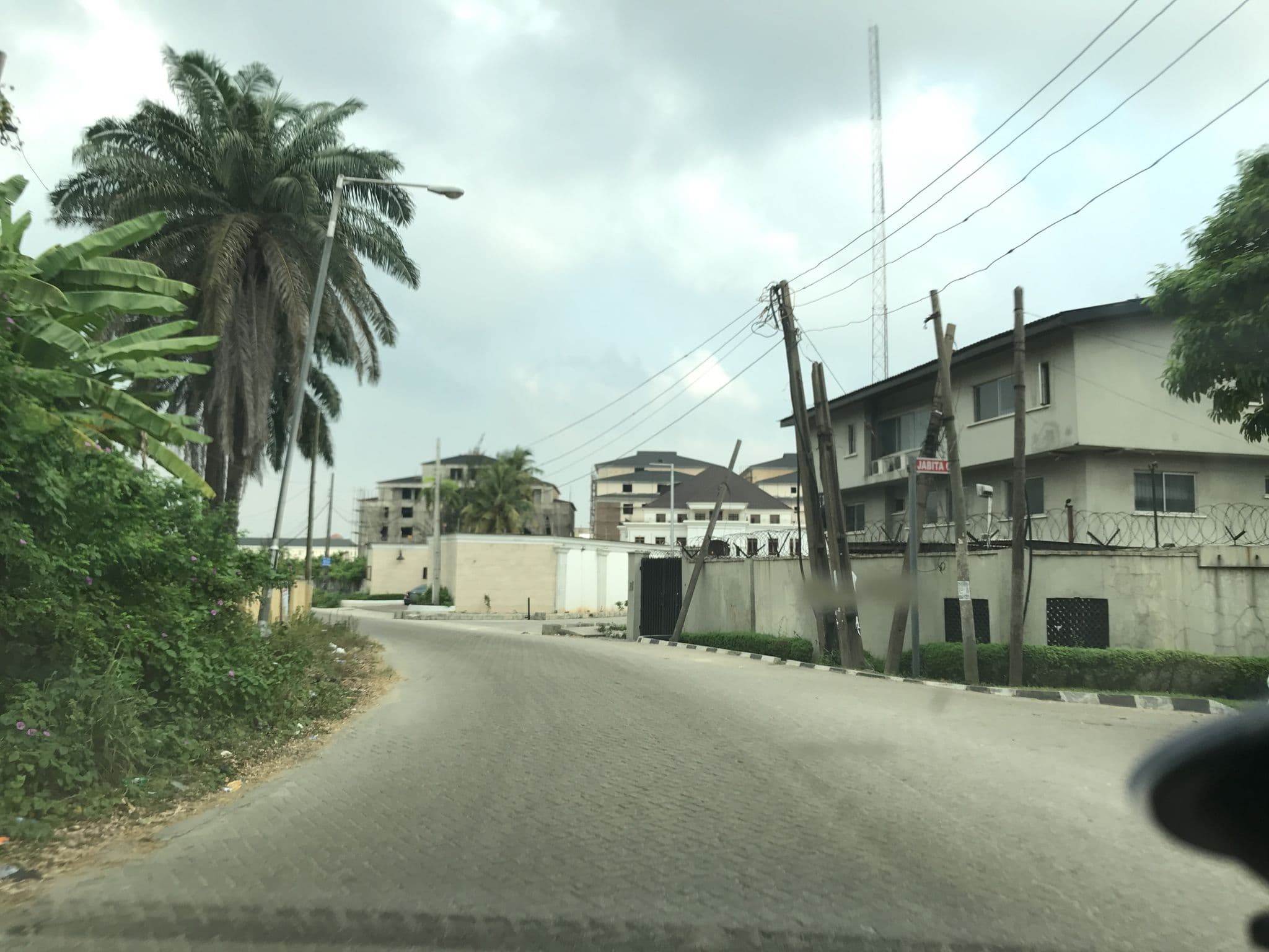 Street view near Pearl Court, Lekki — © perryman (CC BY-SA · Mapillary)