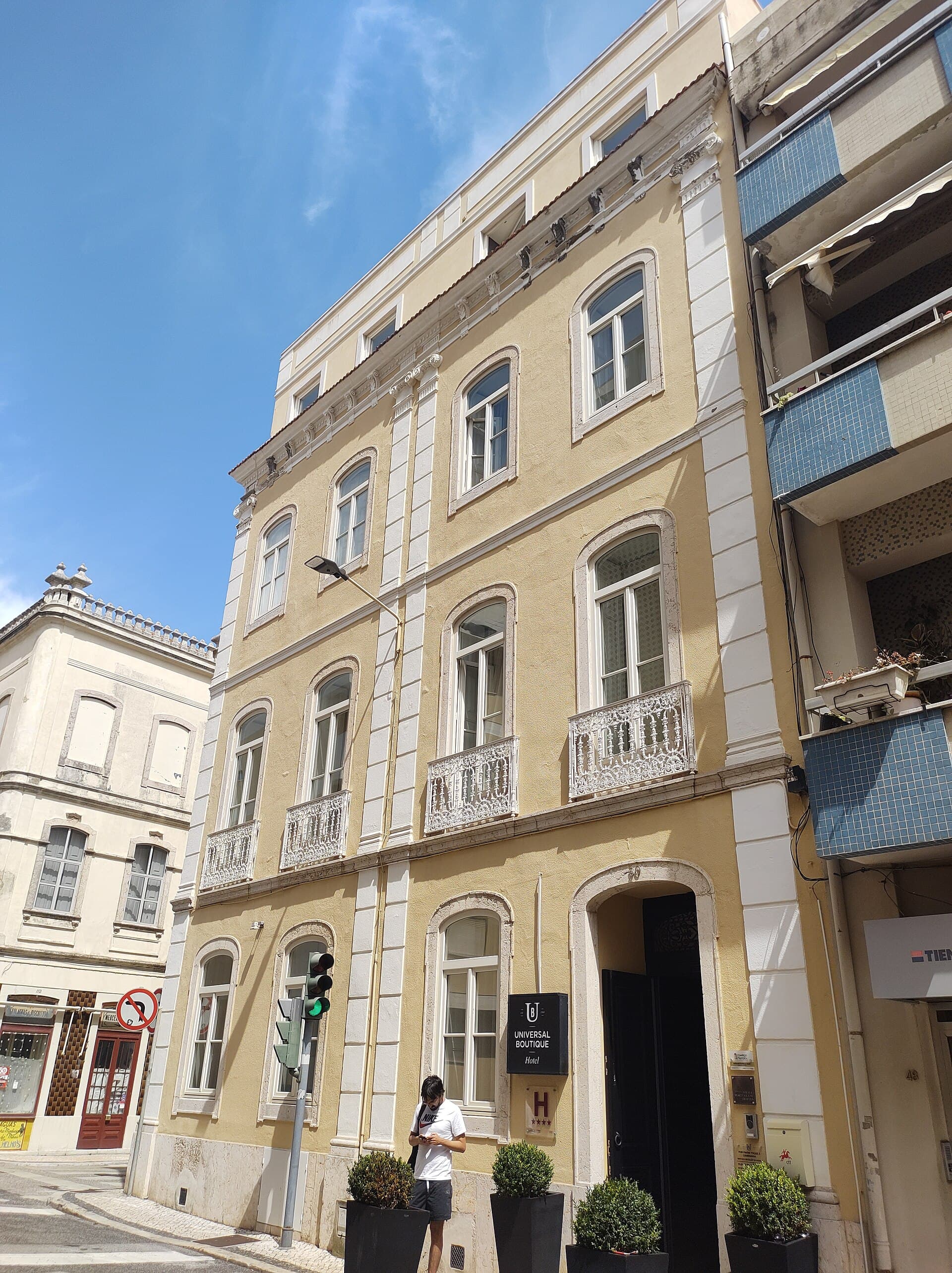 Universal Boutique Hotel (via Wikimedia Commons, CC BY-SA 3.0)