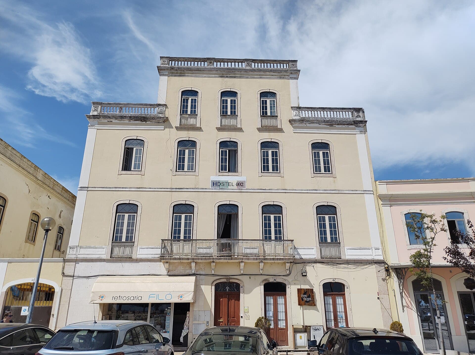Hostel 402 (via Wikimedia Commons, CC BY-SA 3.0)