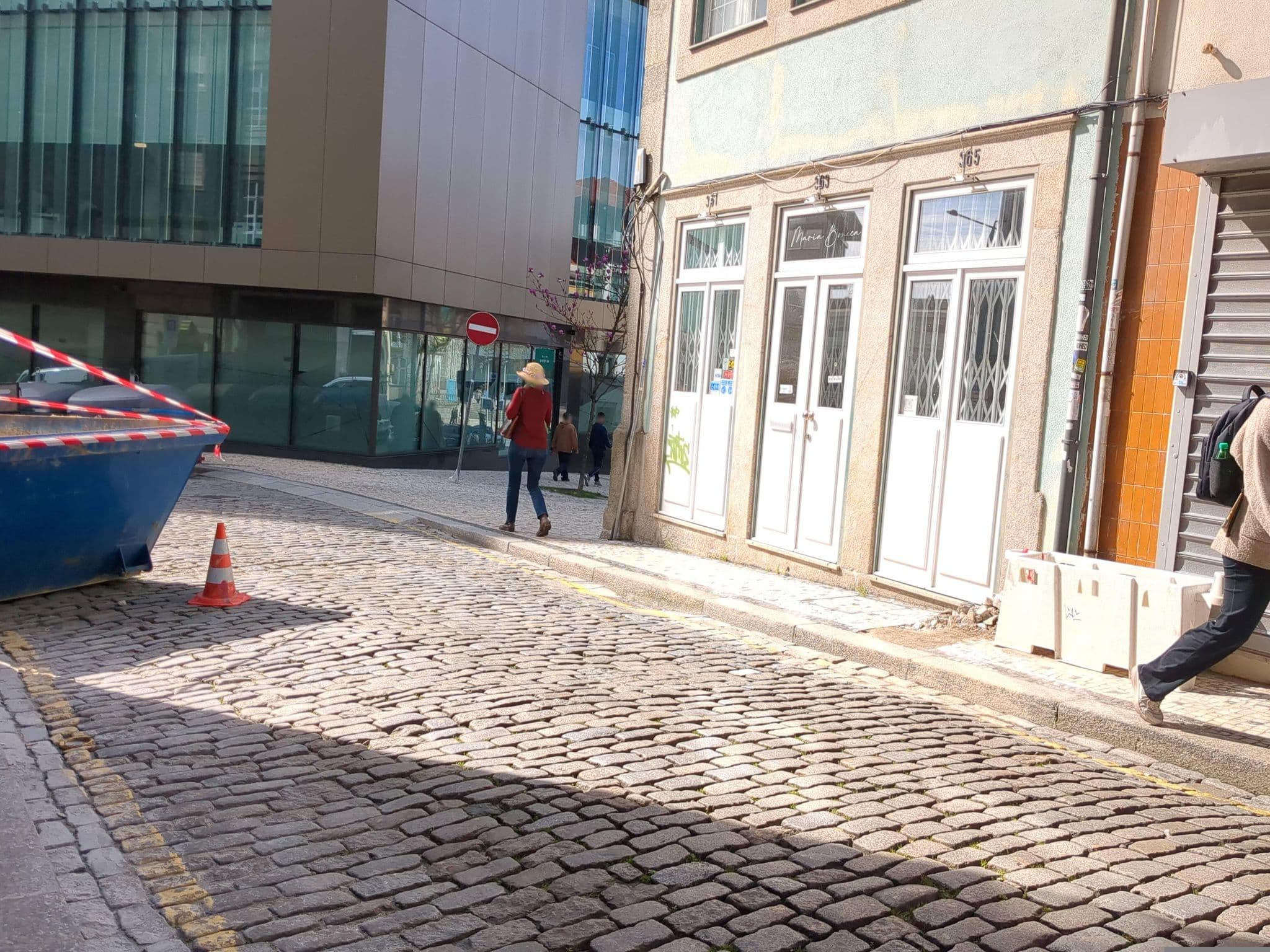 Street view near Insitu Trindade, Porto