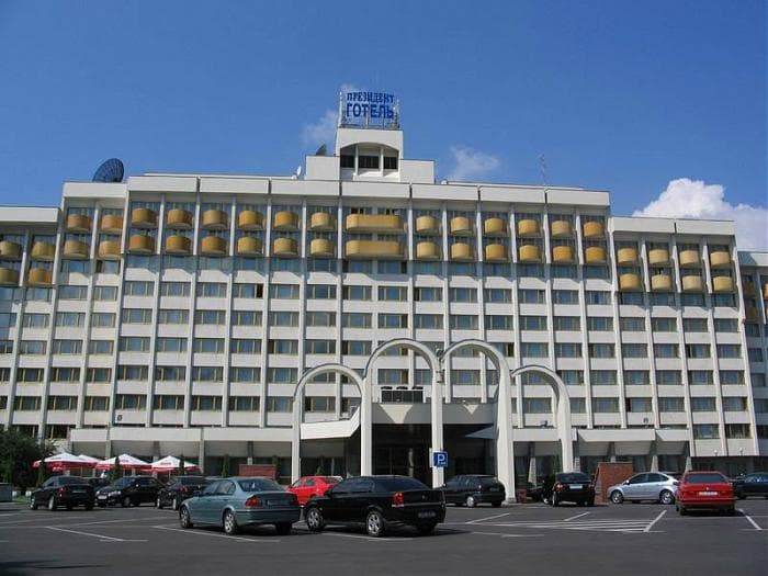 Президент Готель / President Hotel (via Wikimedia Commons, CC BY-SA 3.0)