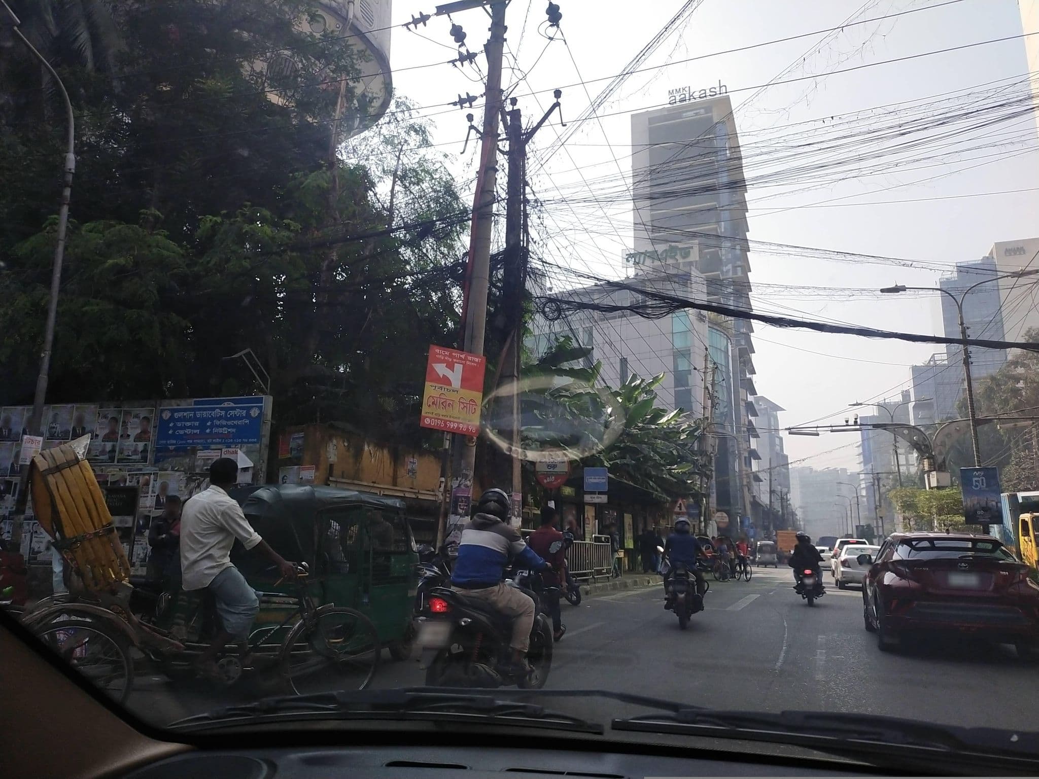 Street view near Crowne Plaza Dhaka Gulshan, an IHG Hotel, Bhatara — © tayefbarikoi (CC BY-SA · Mapillary)