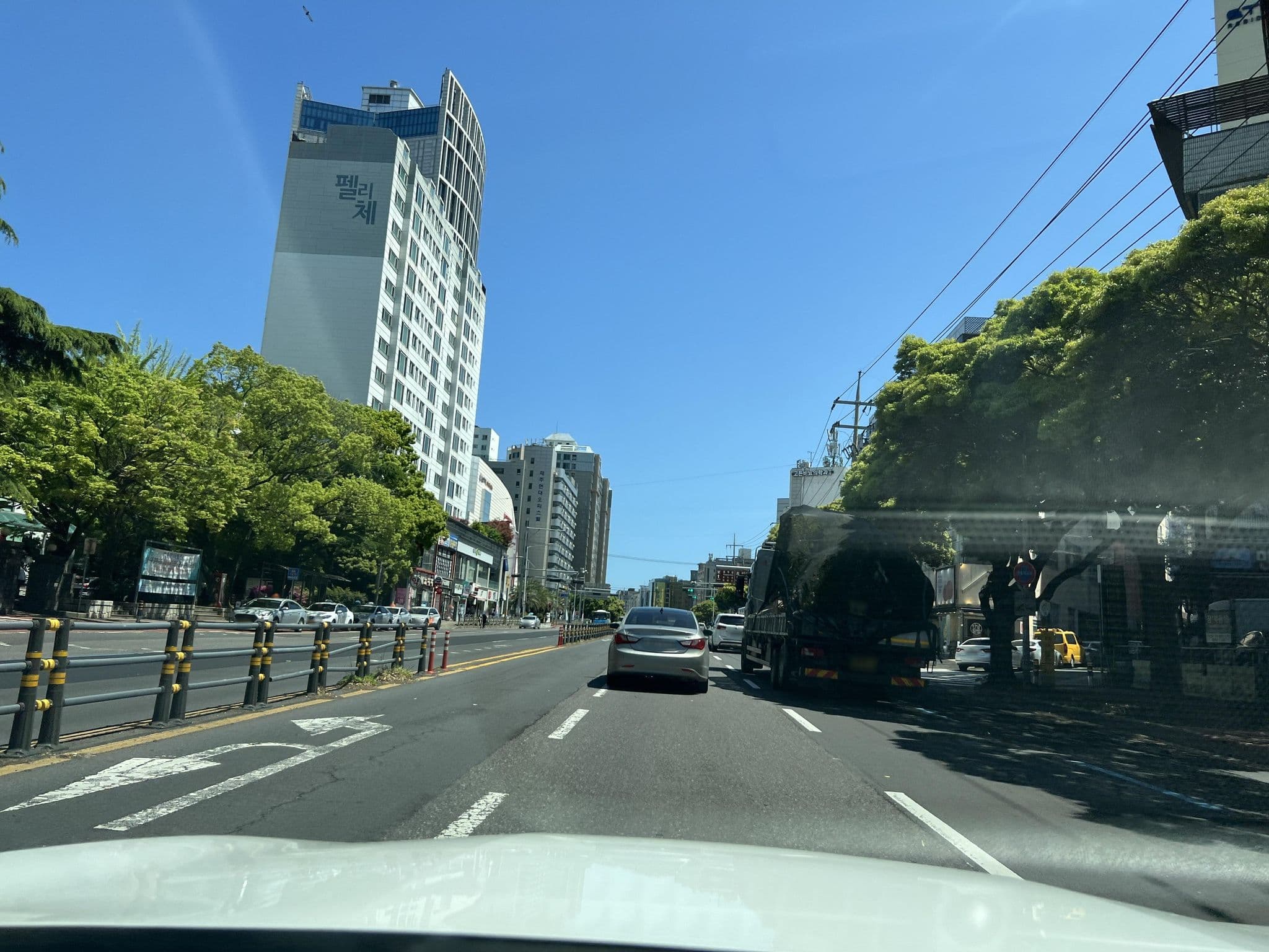 Street view near 맨하탄호텔, Seodong — © eneerhut (CC BY-SA · Mapillary)