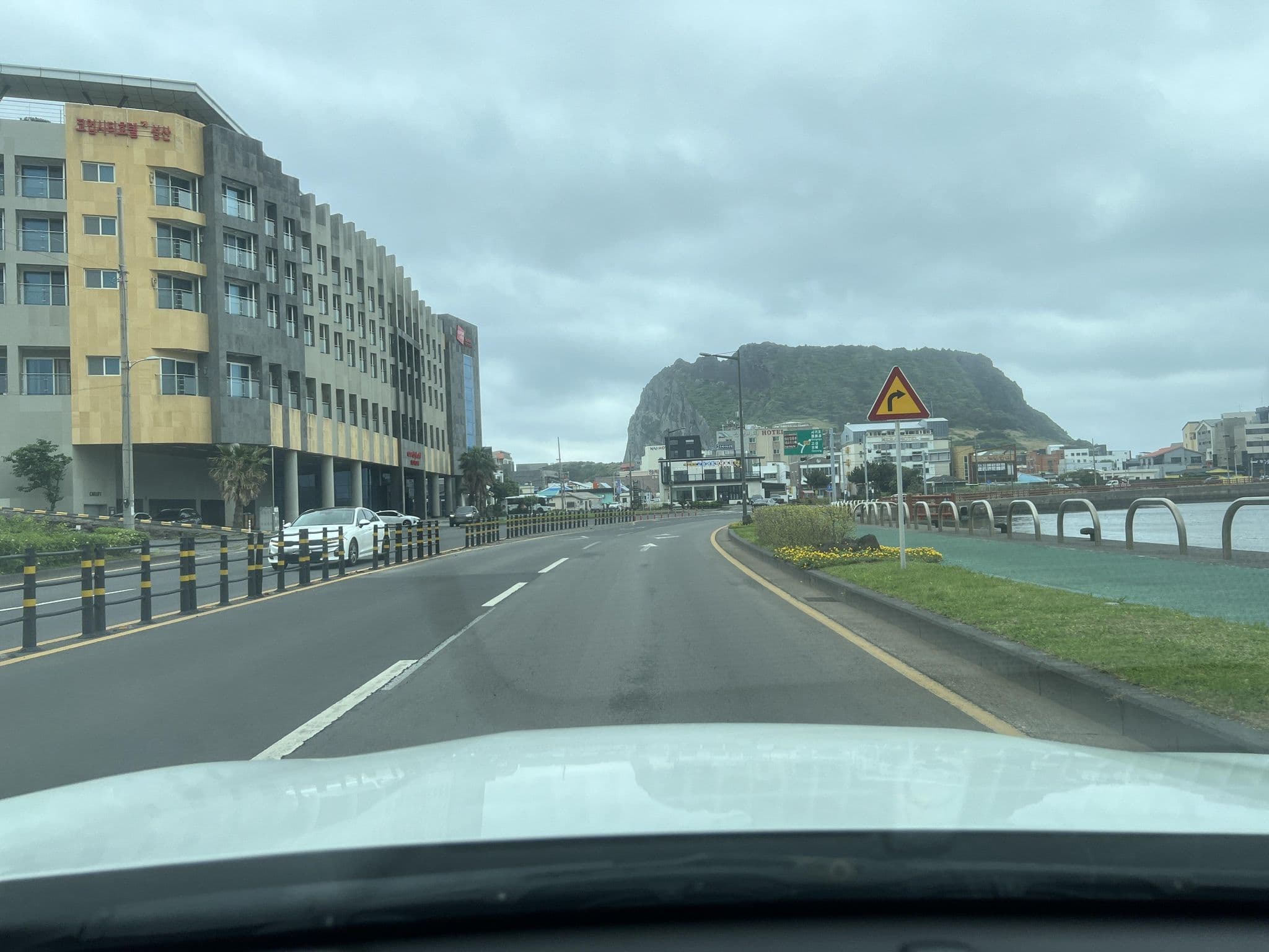 Street view near 아로하호텔, Ponggae-dong — © eneerhut (CC BY-SA · Mapillary)