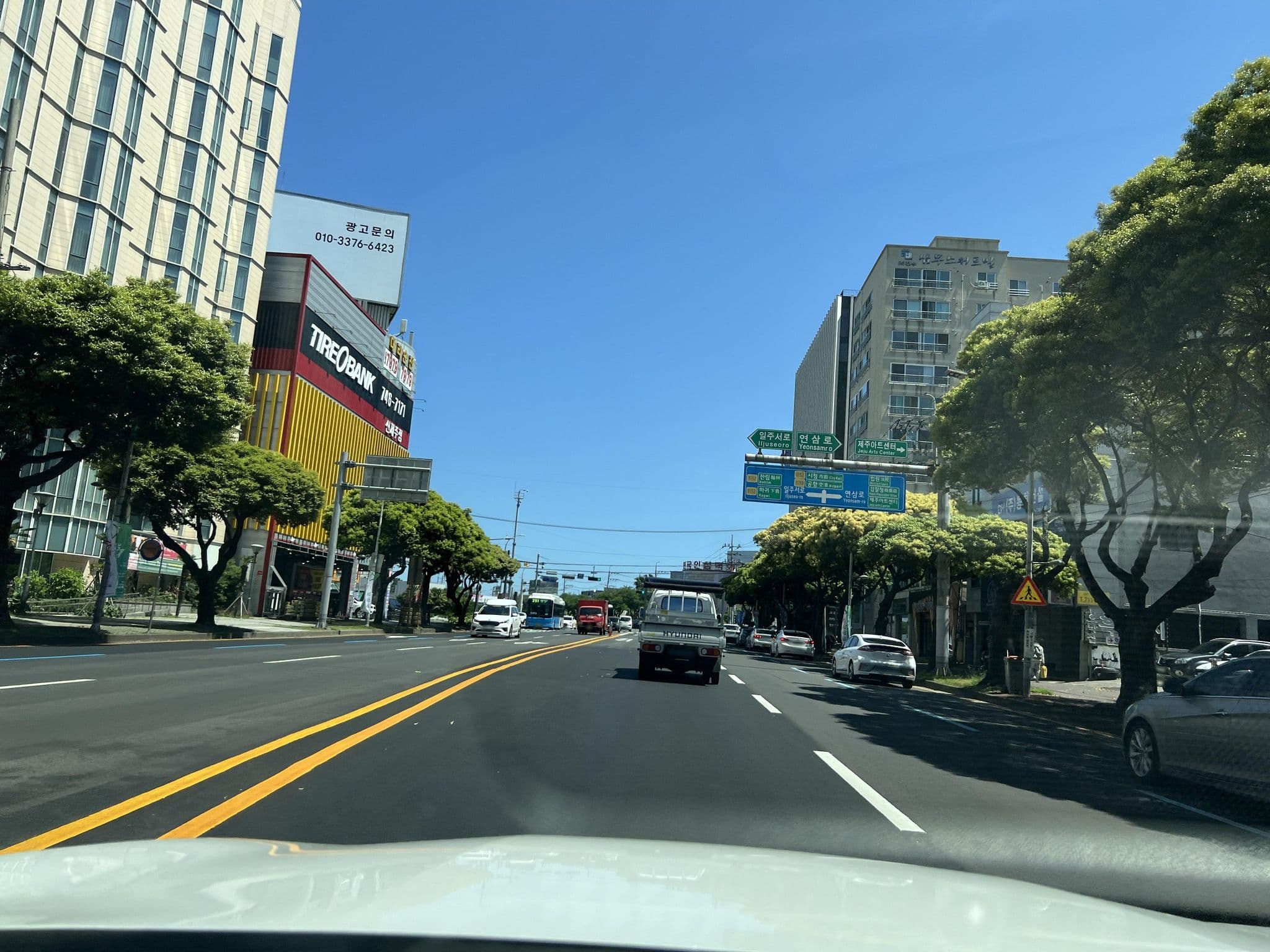 Street view near 호텔 시리우스, Seodong — © eneerhut (CC BY-SA · Mapillary)