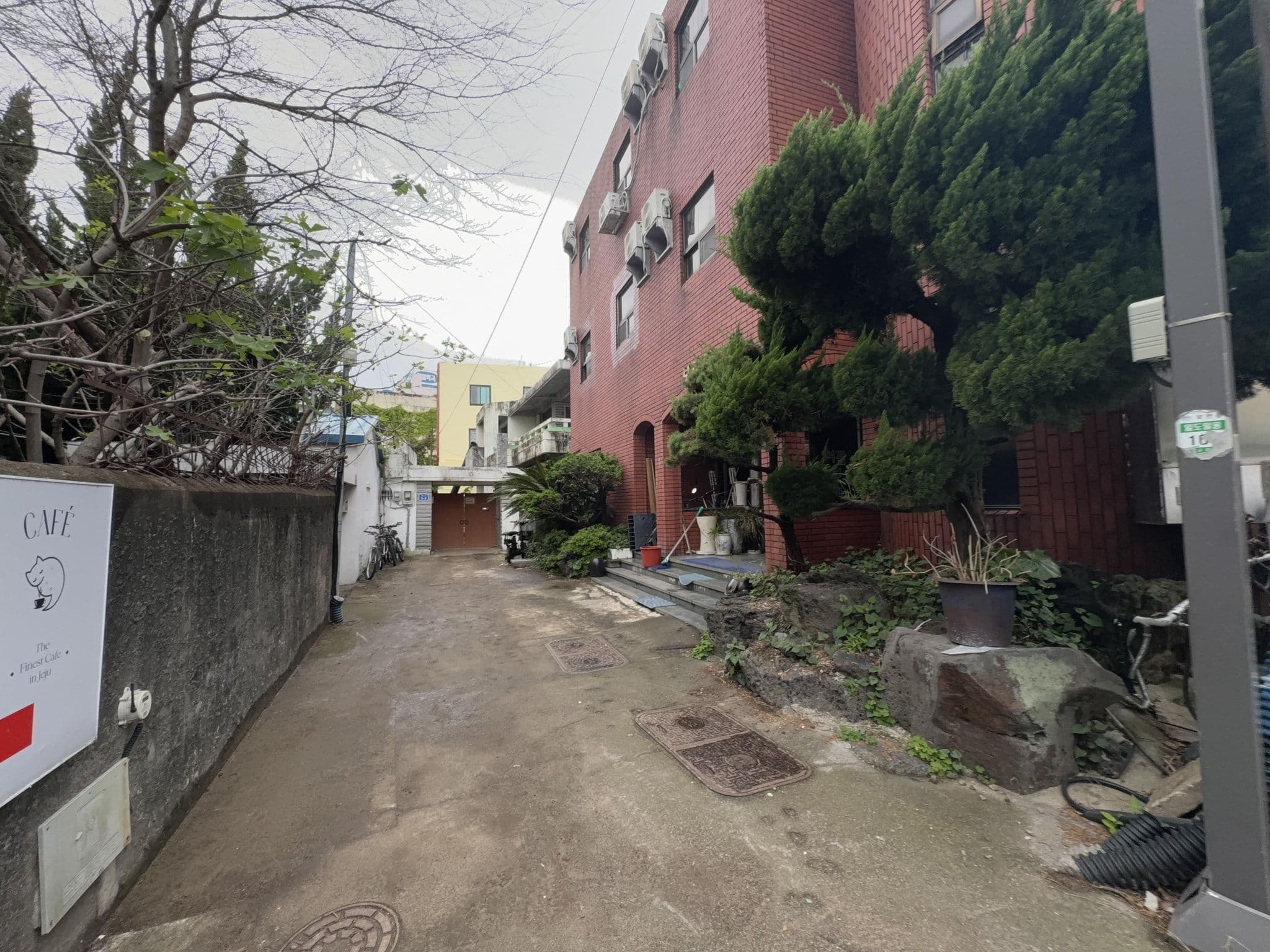 Street view near skywalker, Jeju City — © eunju (CC BY-SA · Mapillary)