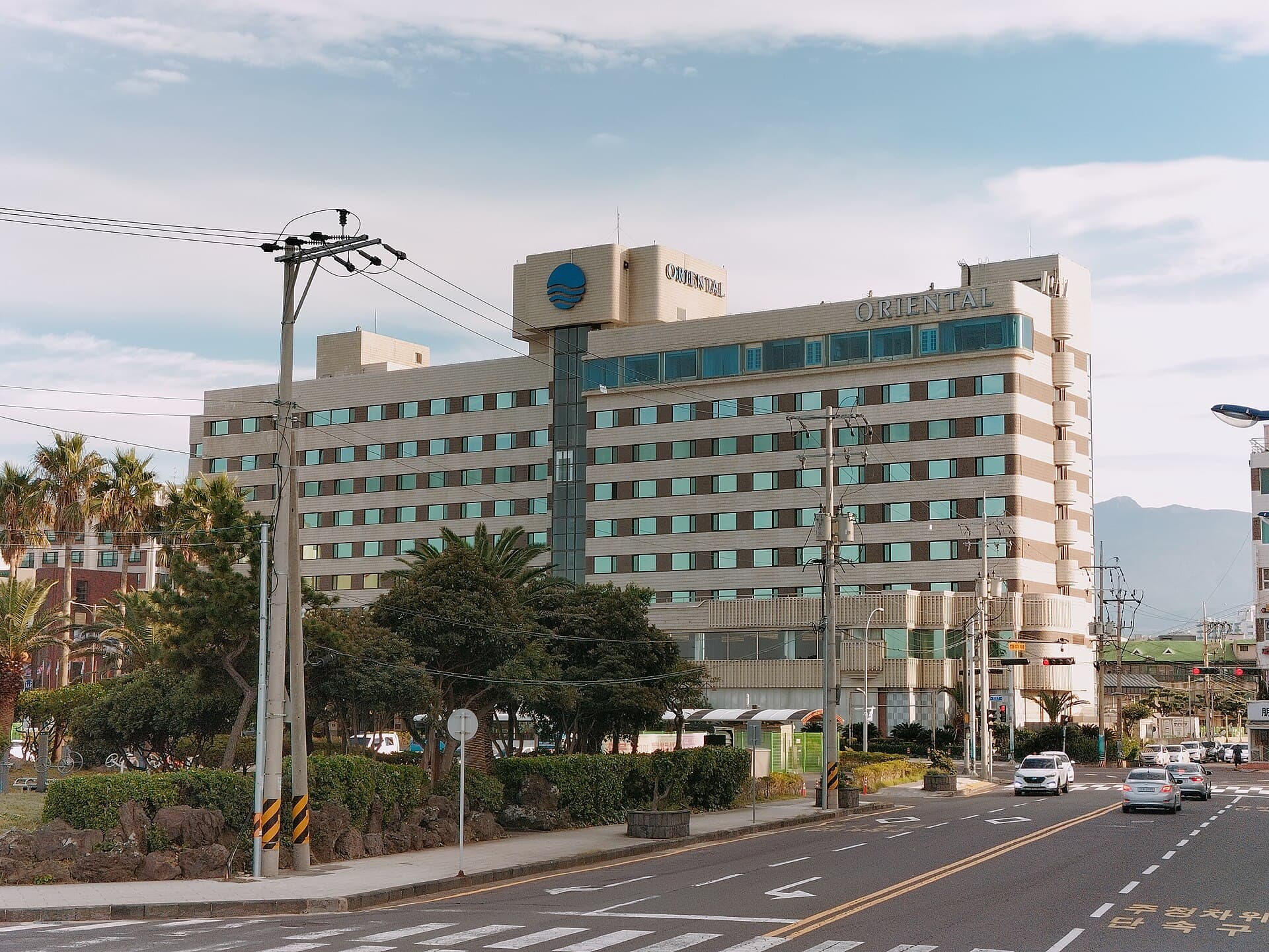 Jeju Oriental Hotel 오리엔탈호텔 (via Wikimedia Commons, CC BY-SA 3.0)
