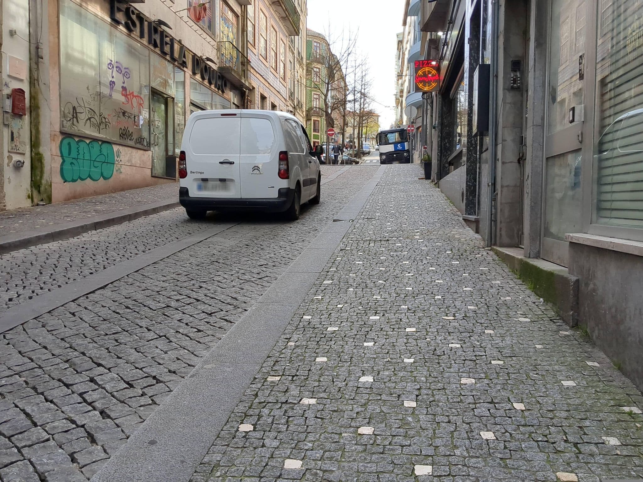 Street view near Fábrica 55, Porto