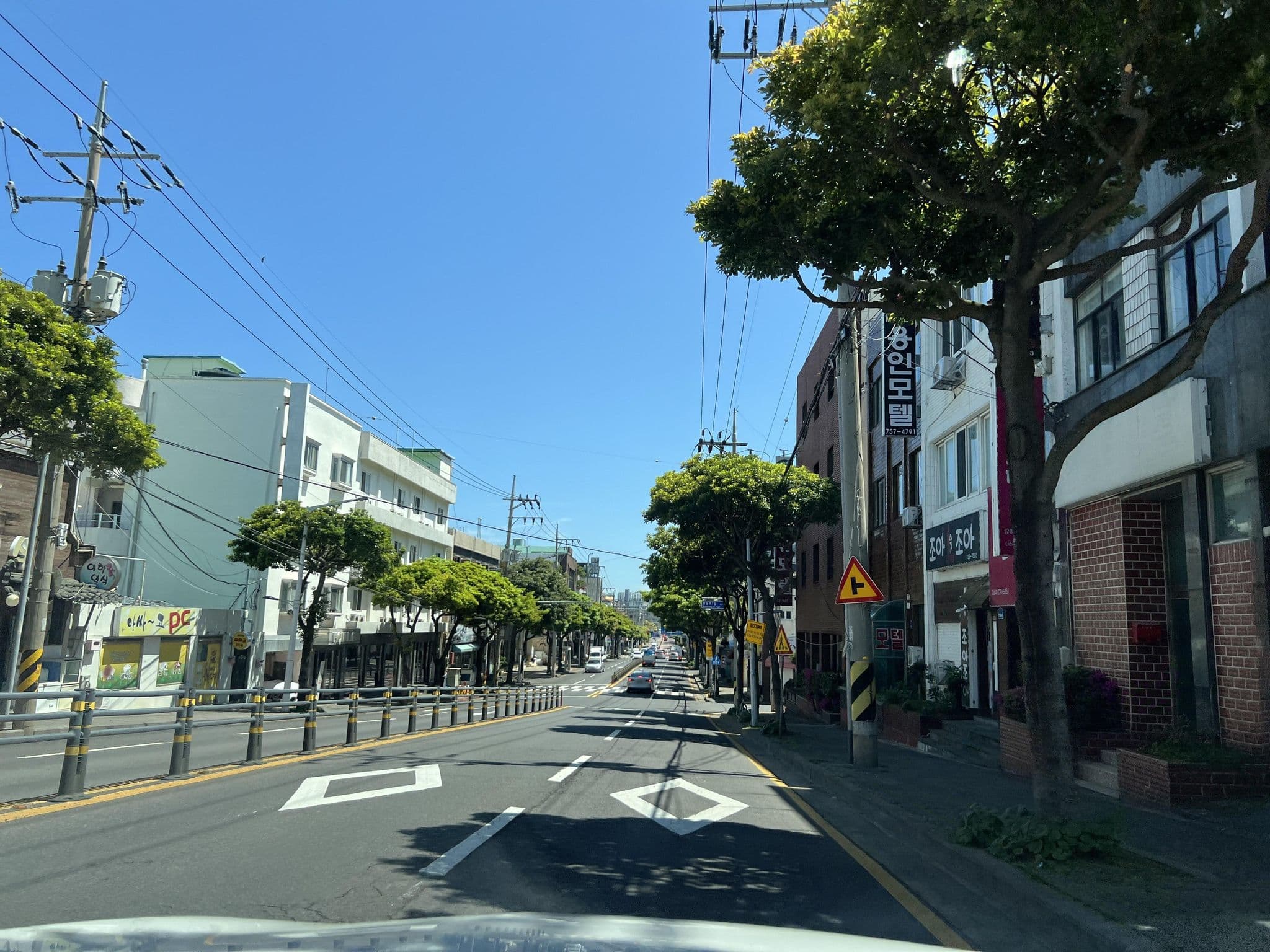 Street view near 한라산호텔, Jeju City — © eneerhut (CC BY-SA · Mapillary)