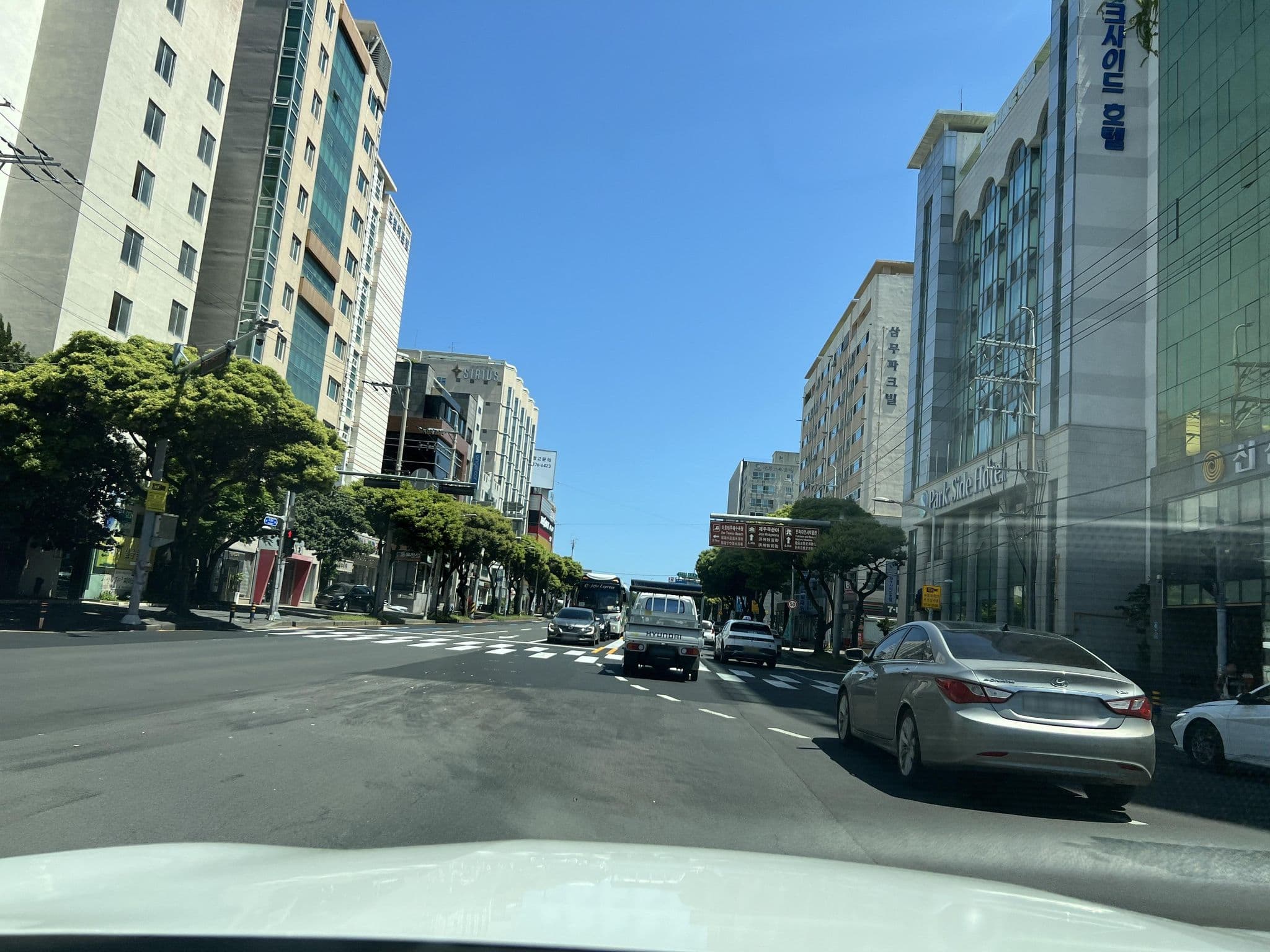 Street view near JK Ramada Encore Jeju, Seodong — © eneerhut (CC BY-SA · Mapillary)