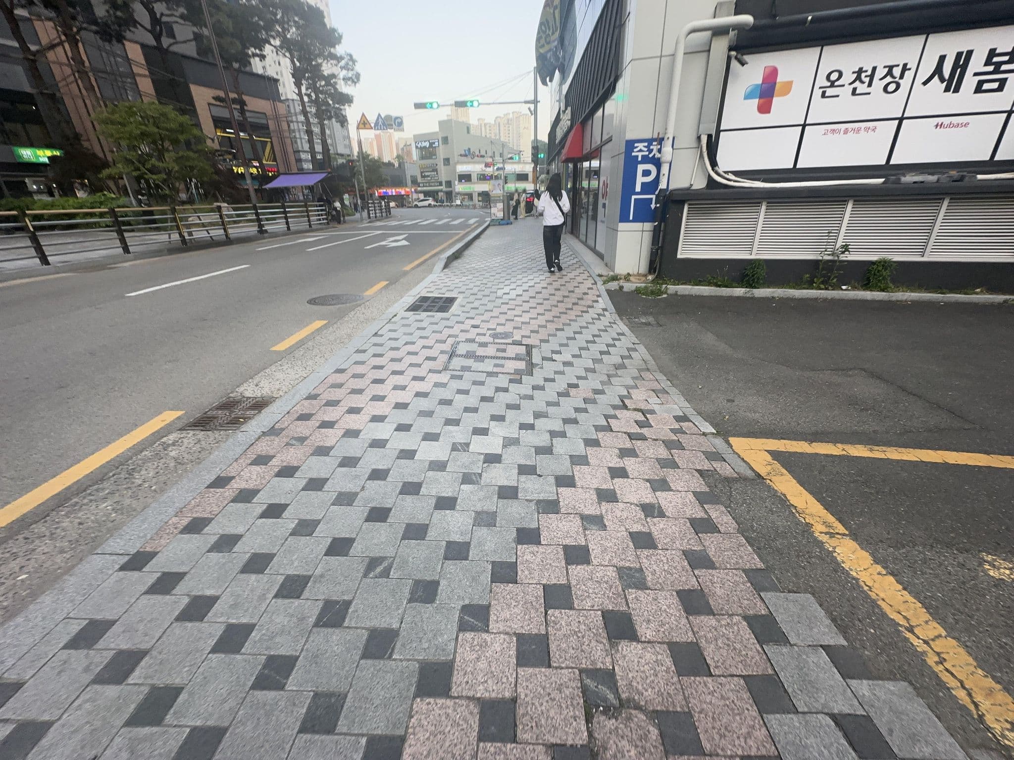 Street view near 퀸스모텔, Gijang — © minseo12 (CC BY-SA · Mapillary)