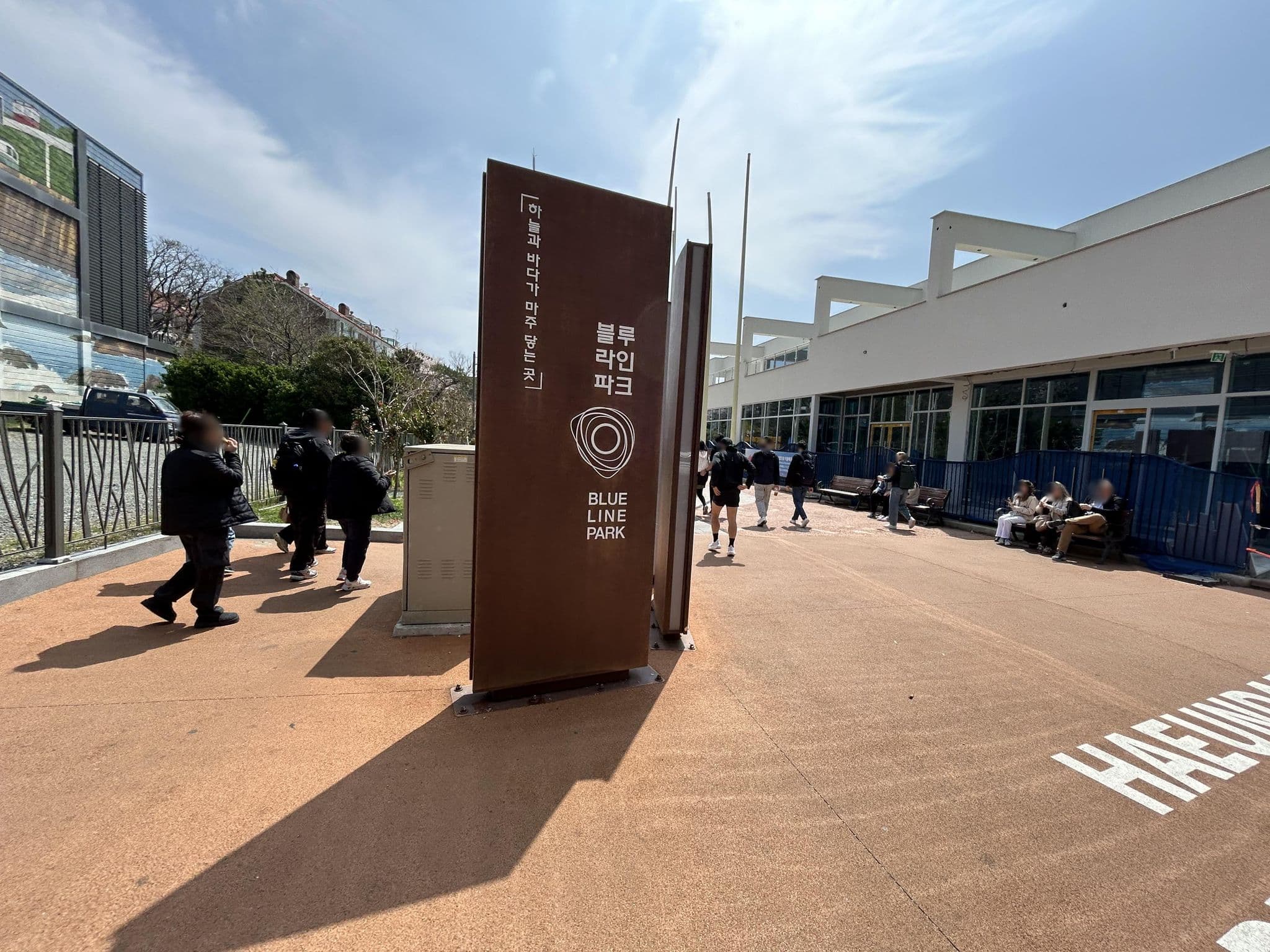 Street view near 달맞이모텔, Gijang — © ruslan_fat (CC BY-SA · Mapillary)