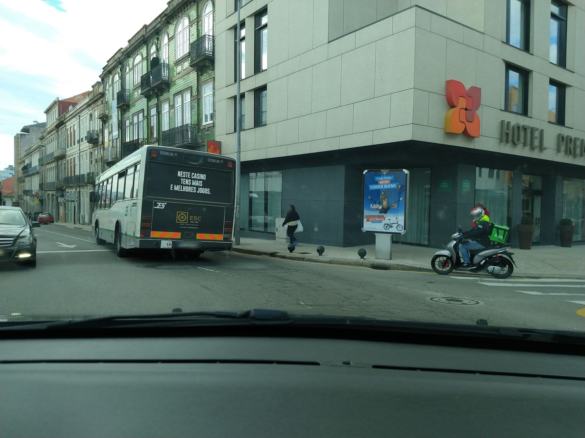 Street view near Arts Hotel Porto, Tapestry Collection by Hilton, Porto — © asimonelli (CC BY-SA · Mapillary)