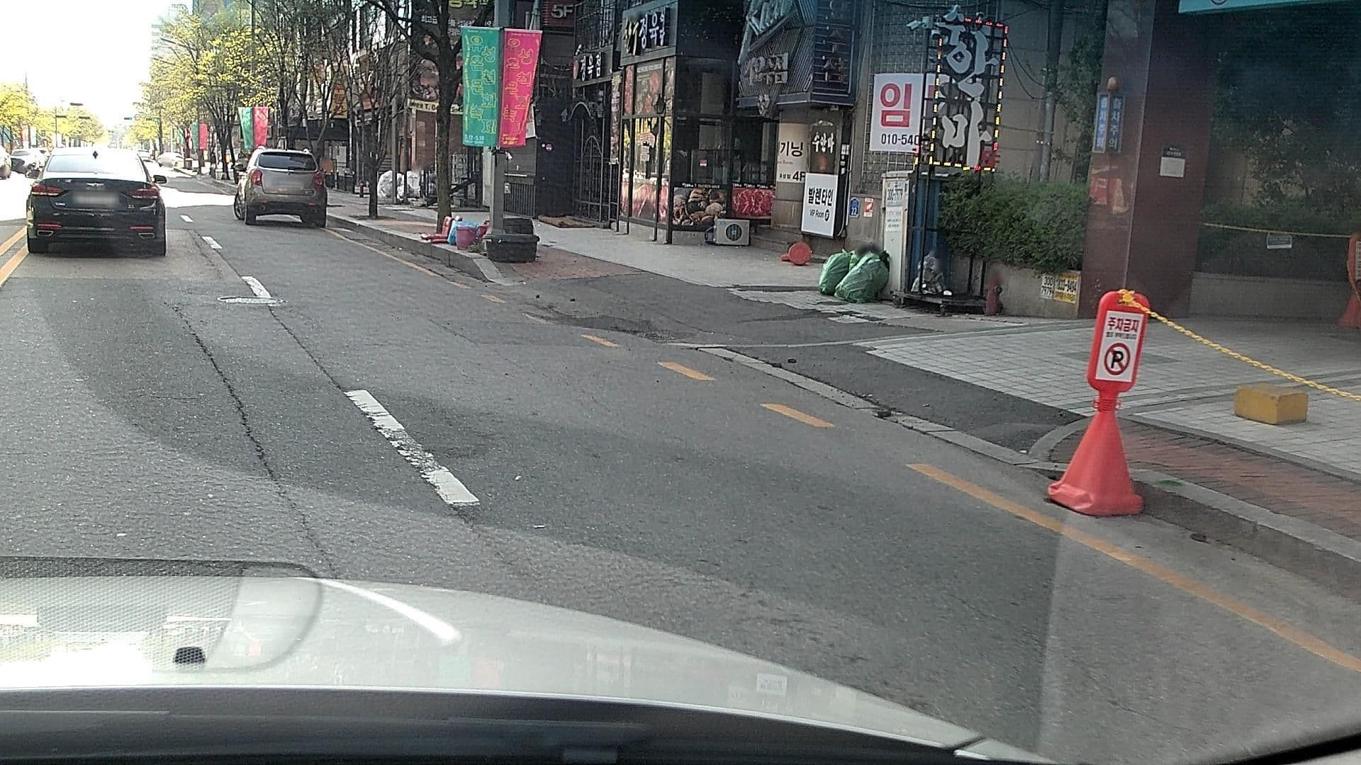 Street view near 아로마 모텔, Daejeon — © rororiro (CC BY-SA · Mapillary)