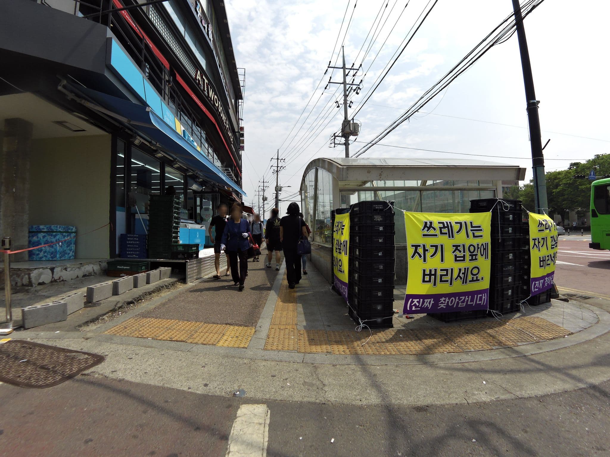 Street view near 나는 어디? 여긴 누구?, Gyeongsan-si — © xma (CC BY-SA · Mapillary)