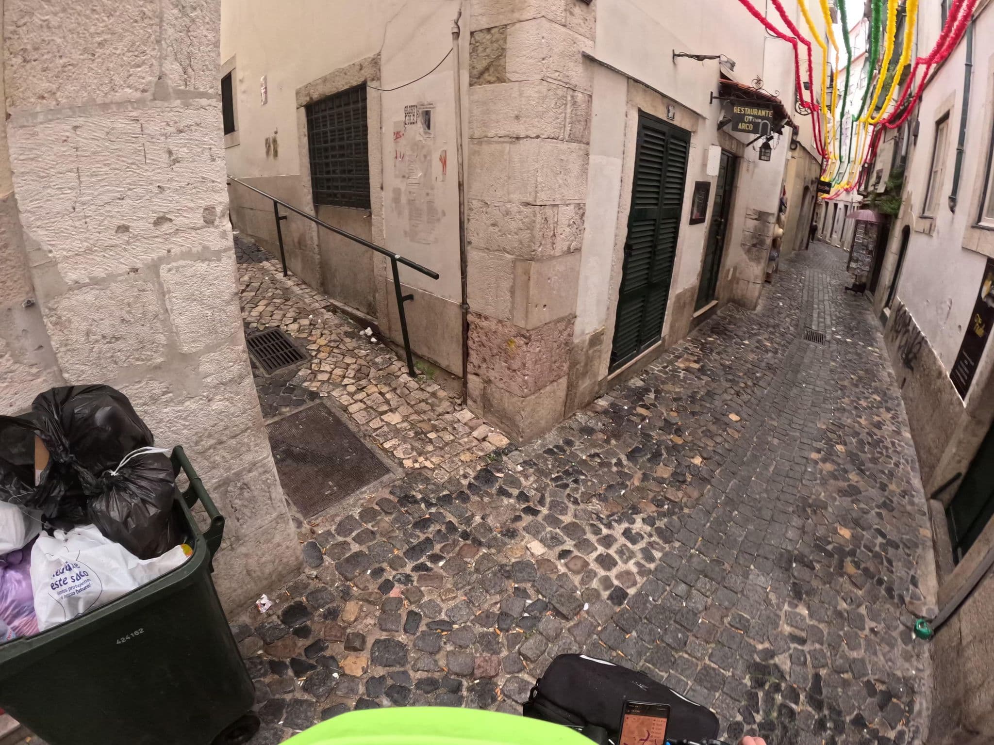 Street view near Em Cantos de Lisboa, Alfama — © claudiop (CC BY-SA · Mapillary)