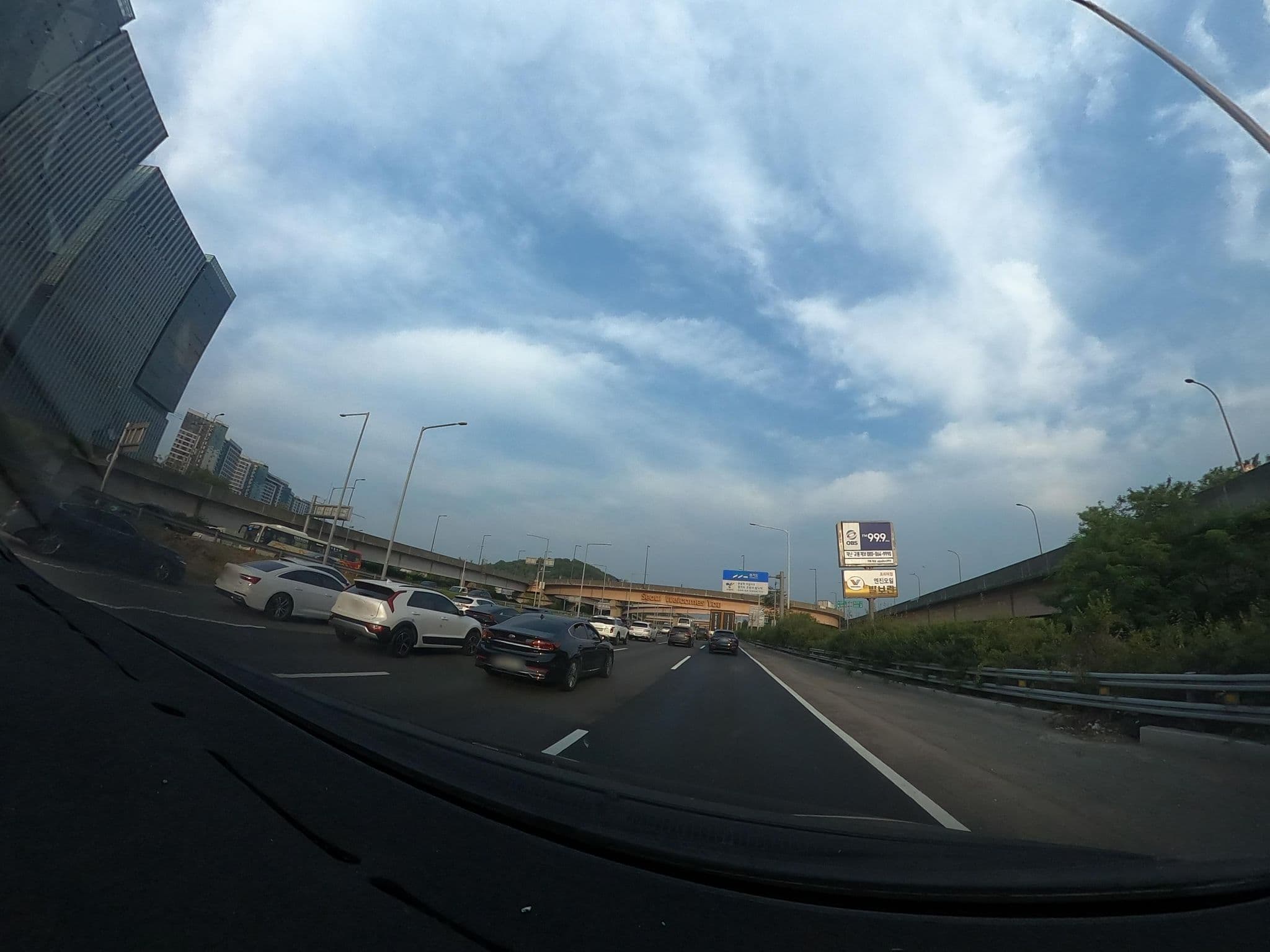Street view near Lotte Hotel Seoul, Goyang-si — © lisbethw1130 (CC BY-SA · Mapillary)
