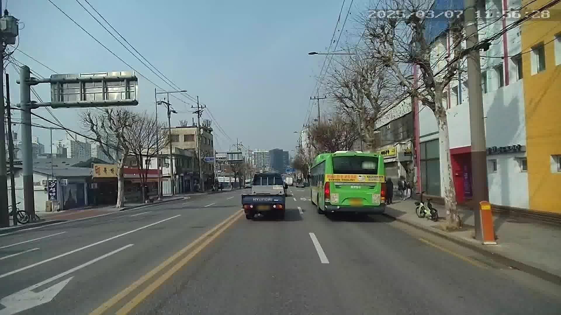 Street view near 어반아트 게스트하우스, Gwangmyeong — © motov (CC BY-SA · Mapillary)