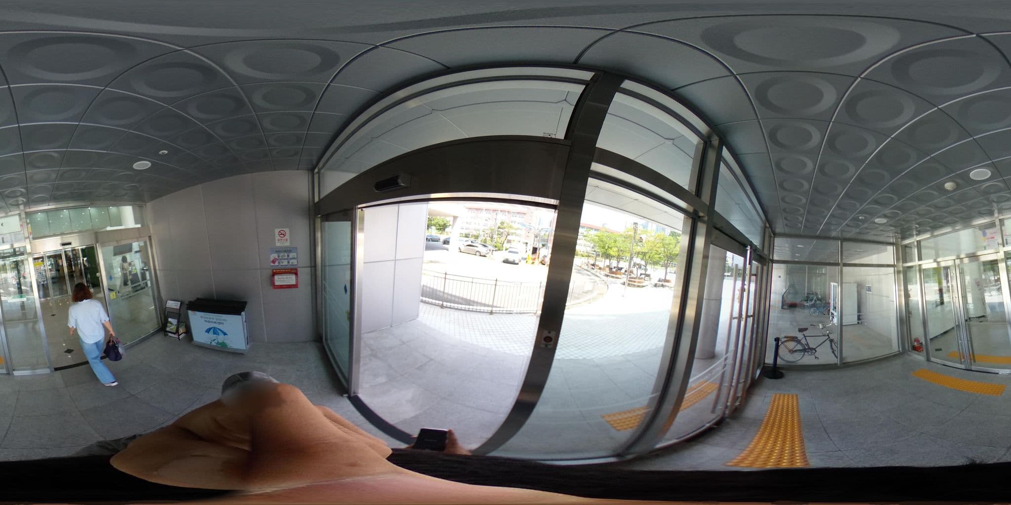 Street view near 리빙캐슬 서강대점, Seoul — © monotaxism (CC BY-SA · Mapillary)