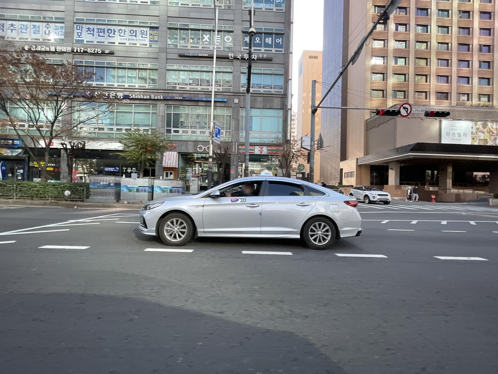 Street view near 모텔청진 Chung Jin Motel, Yongsan-dong — © filipb (CC BY-SA · Mapillary)
