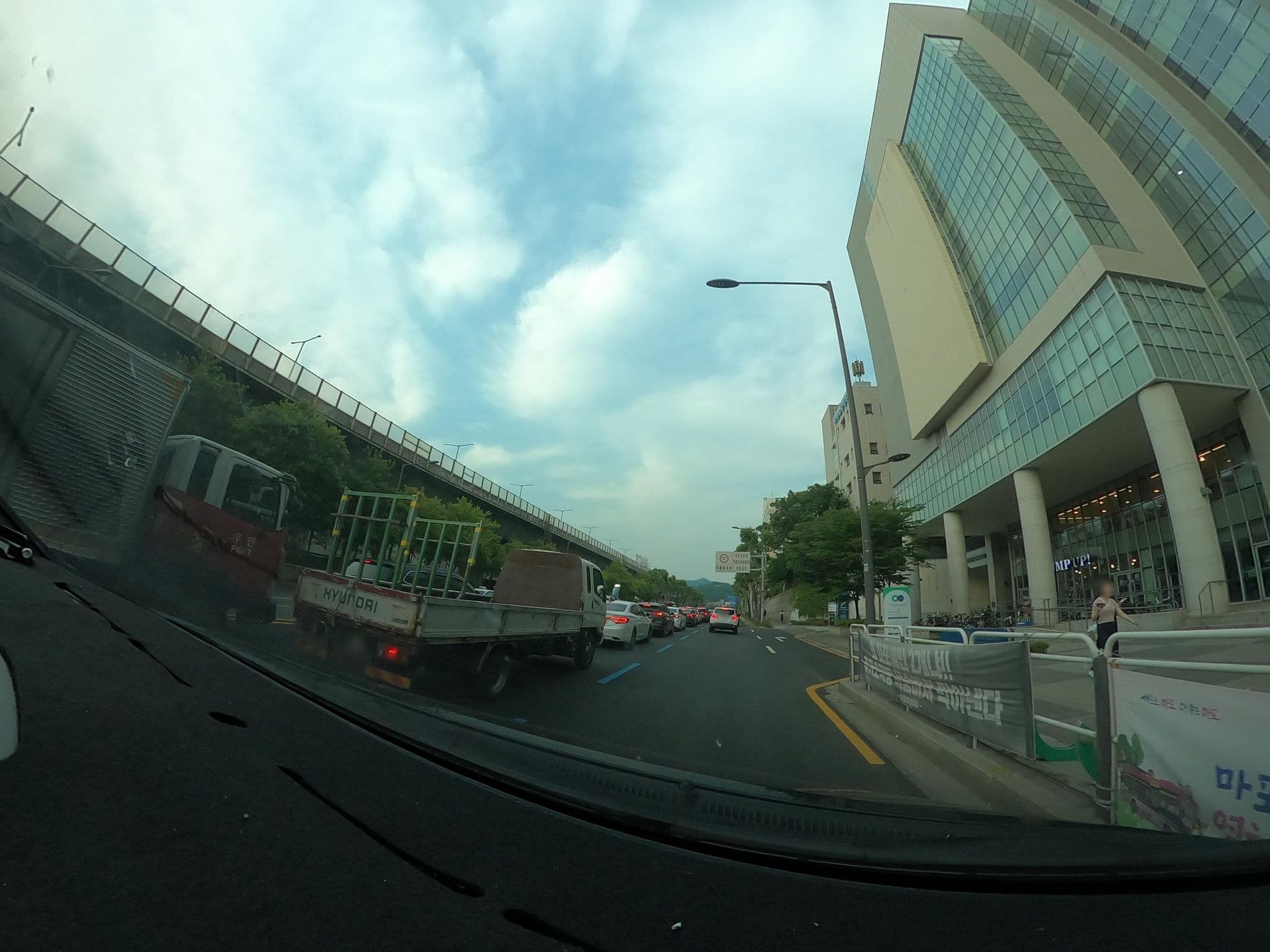 Street view near Hotel Shilla Emerald Room, Seoul — © lisbethw1130 (CC BY-SA · Mapillary)