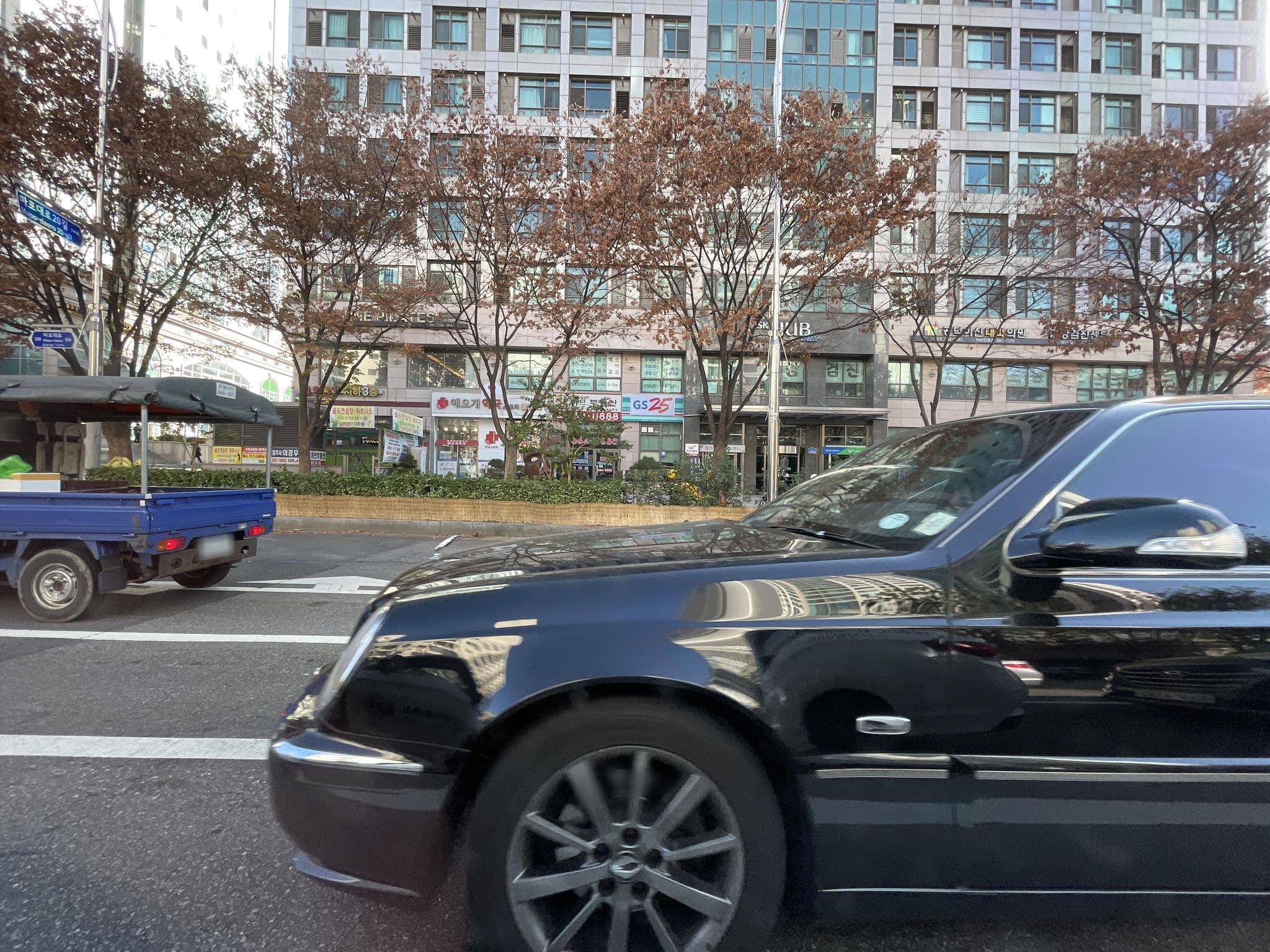 Street view near 赤い糸, 두번째 이야기., Seoul — © filipb (CC BY-SA · Mapillary)