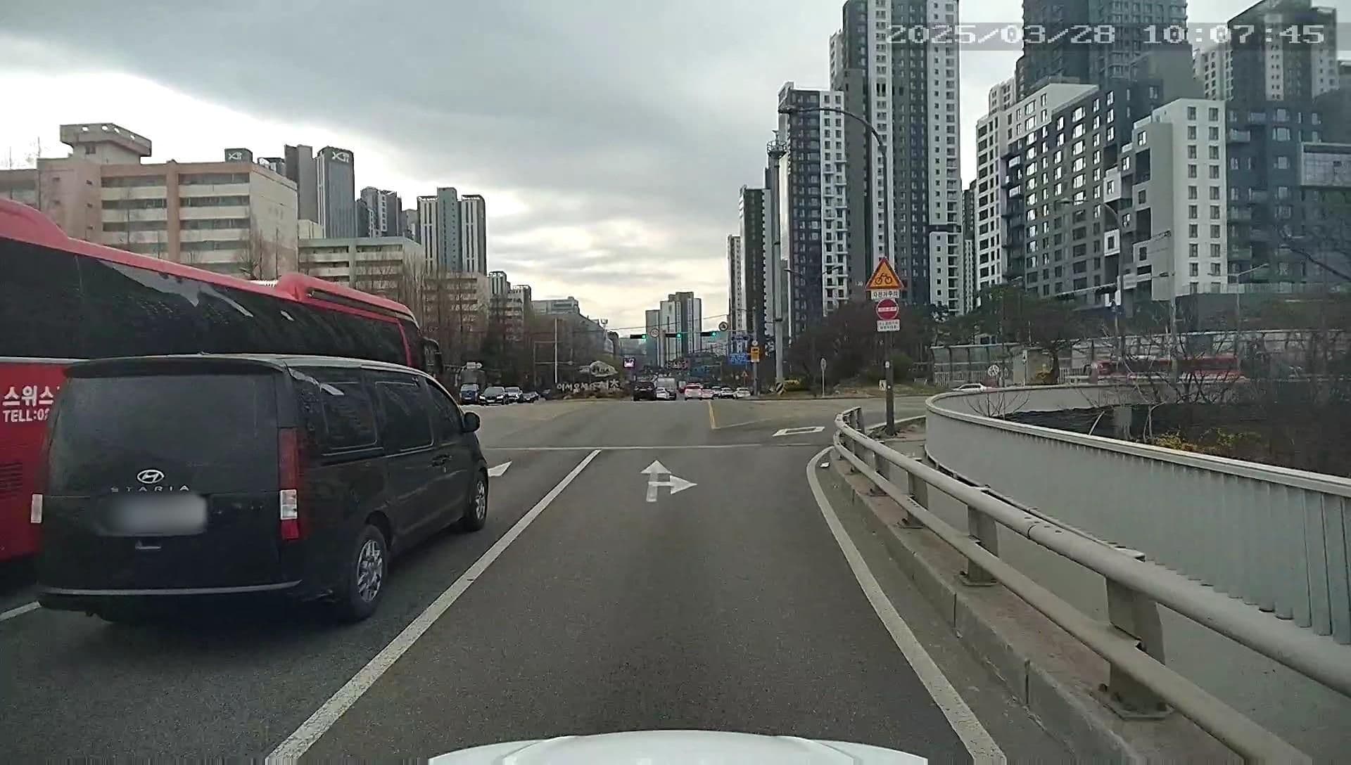 Street view near 호텔리베라, Yongsan-dong — © motov (CC BY-SA · Mapillary)