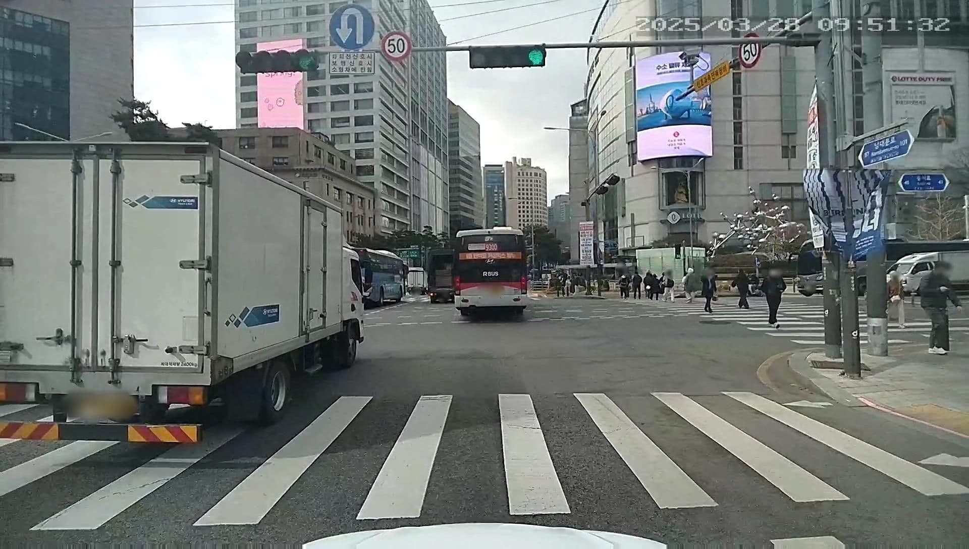 Street view near hotel bonbon, Seoul — © motov (CC BY-SA · Mapillary)