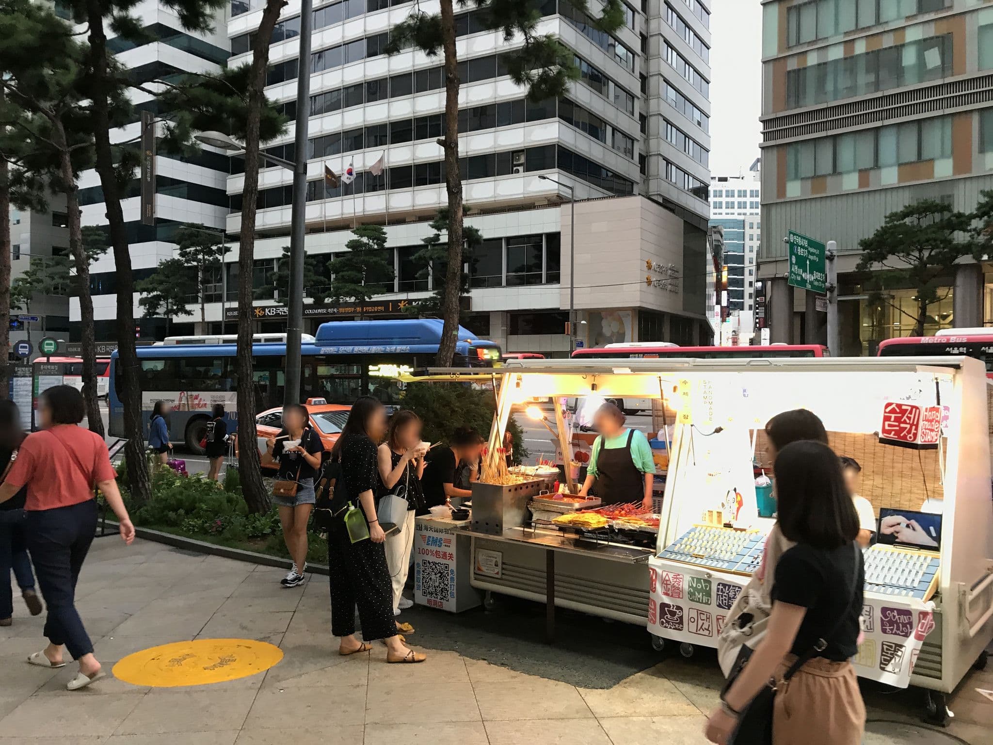 Street view near 이비스 앰배서더 호텔 (Ibis Ambassador Hotel), Seoul — © kilburn (CC BY-SA · Mapillary)