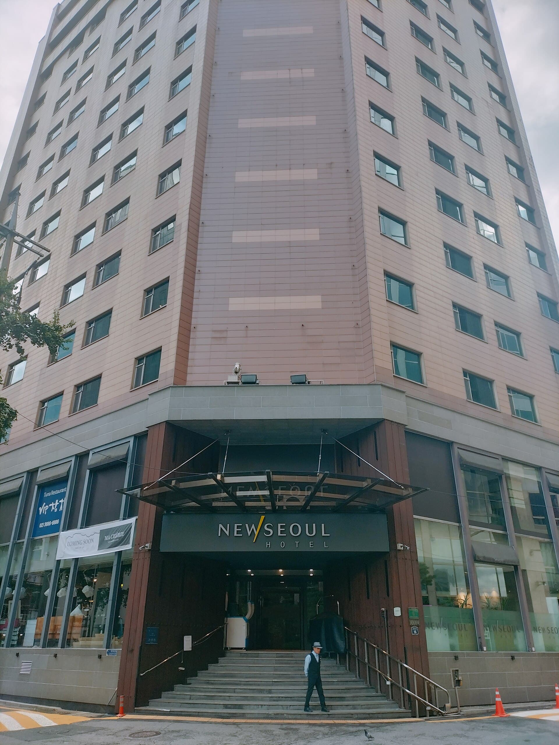 New Seoul Hotel (via Wikimedia Commons, CC BY-SA 3.0)