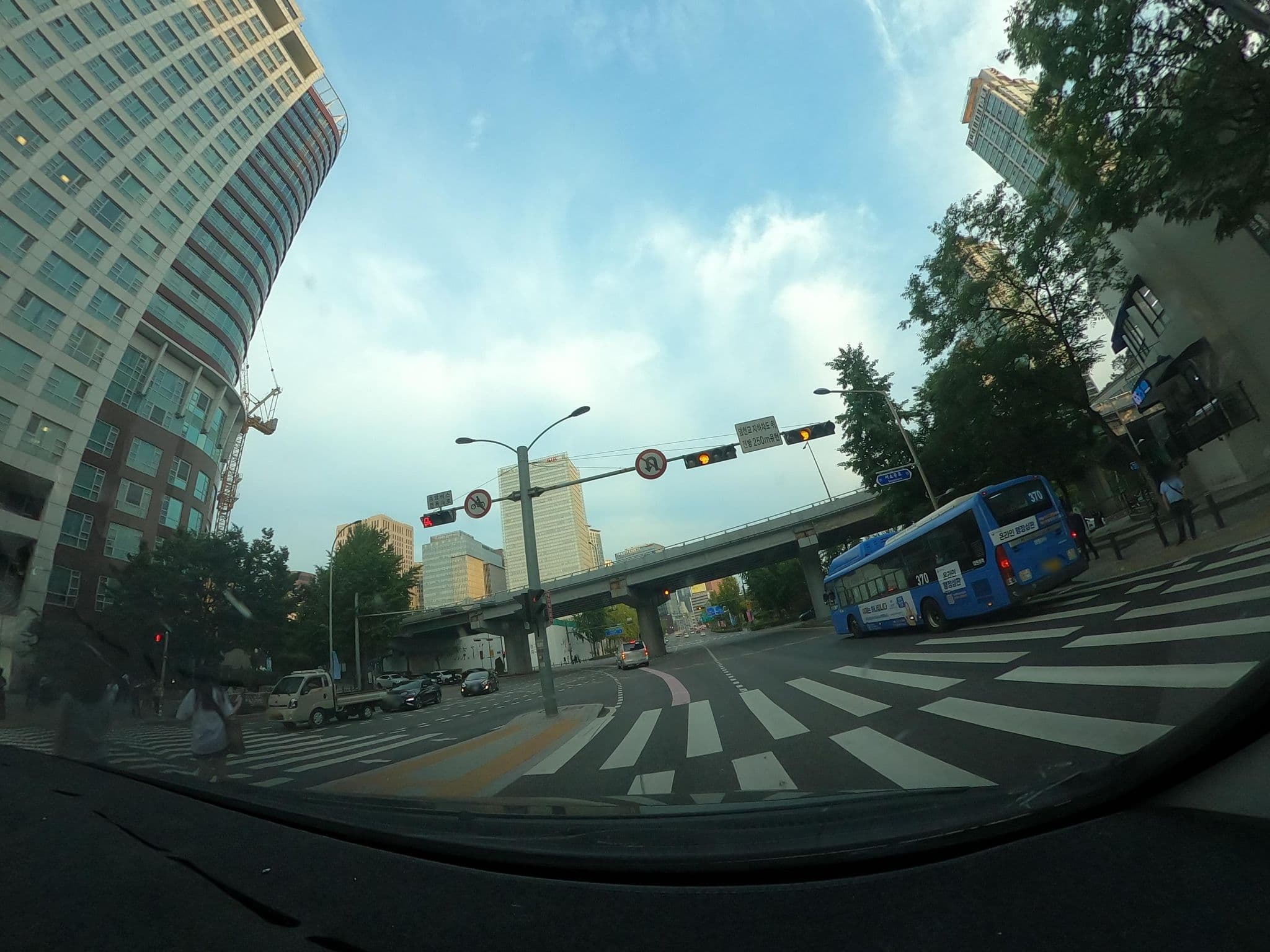 Street view near 서대문 호텔, Seoul — © lisbethw1130 (CC BY-SA · Mapillary)