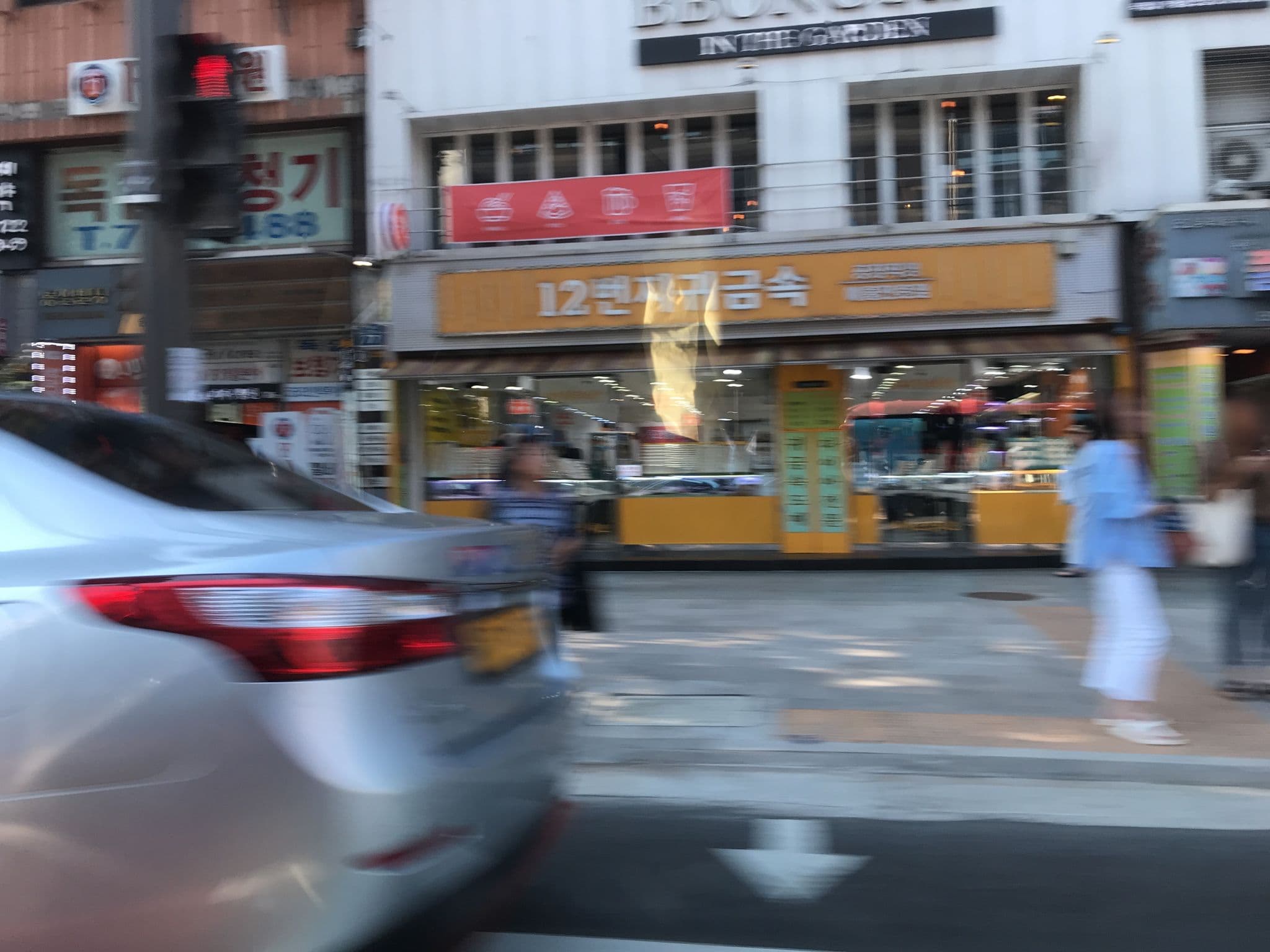 Street view near Nine Tree Hotel Lounge 11th Floor, Seoul — © kilburn (CC BY-SA · Mapillary)