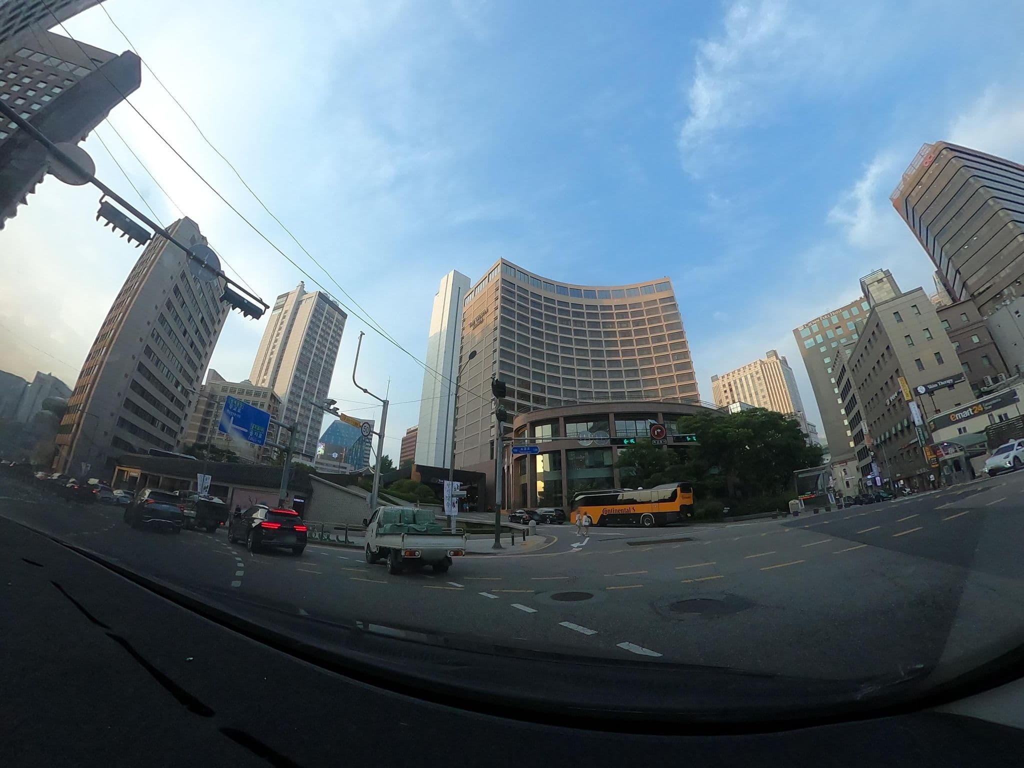 Street view near Swimming Pool, Seoul — © lisbethw1130 (CC BY-SA · Mapillary)