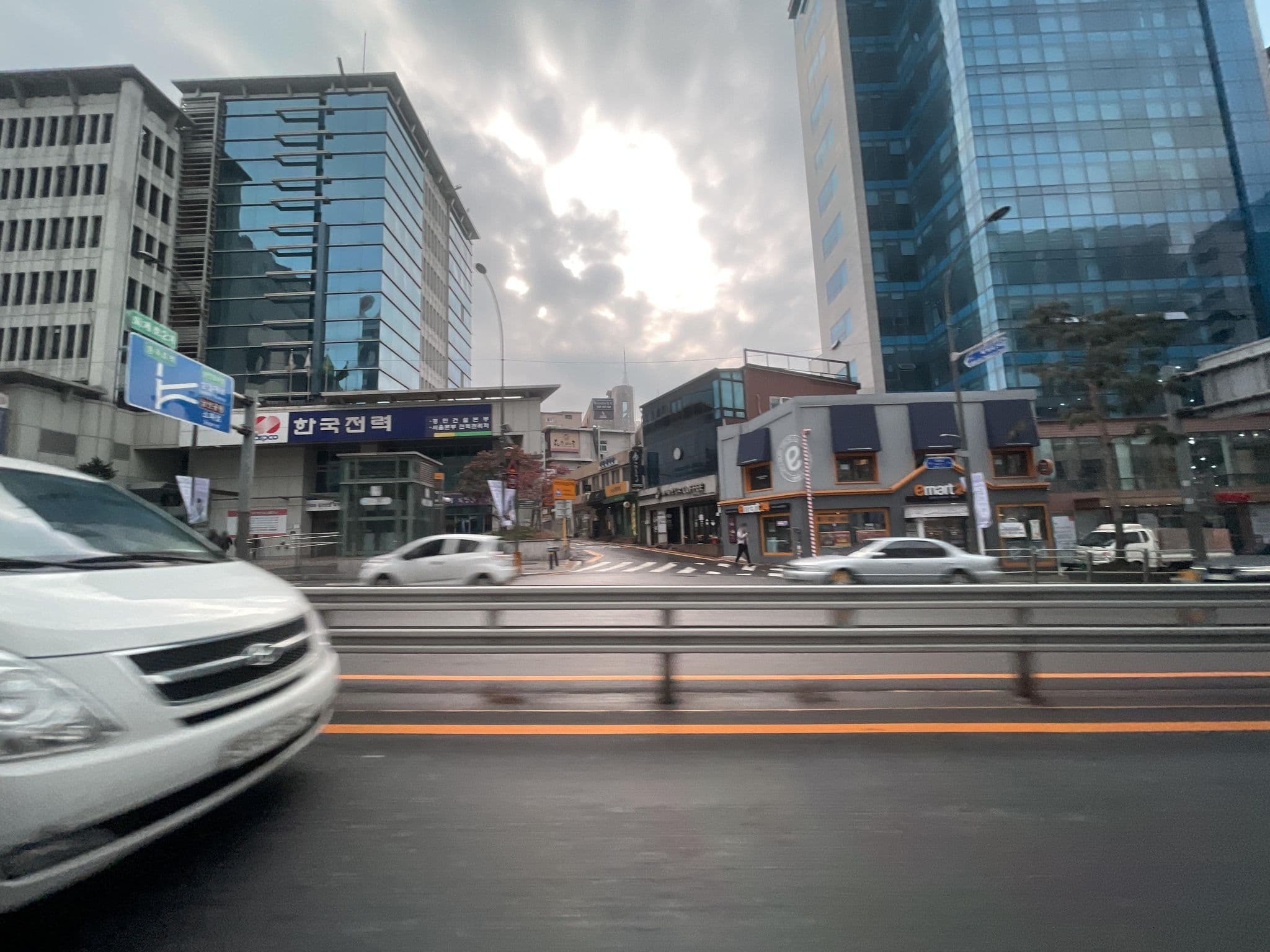 Street view near Well Plus Guest House 3F, Seoul — © filipb (CC BY-SA · Mapillary)