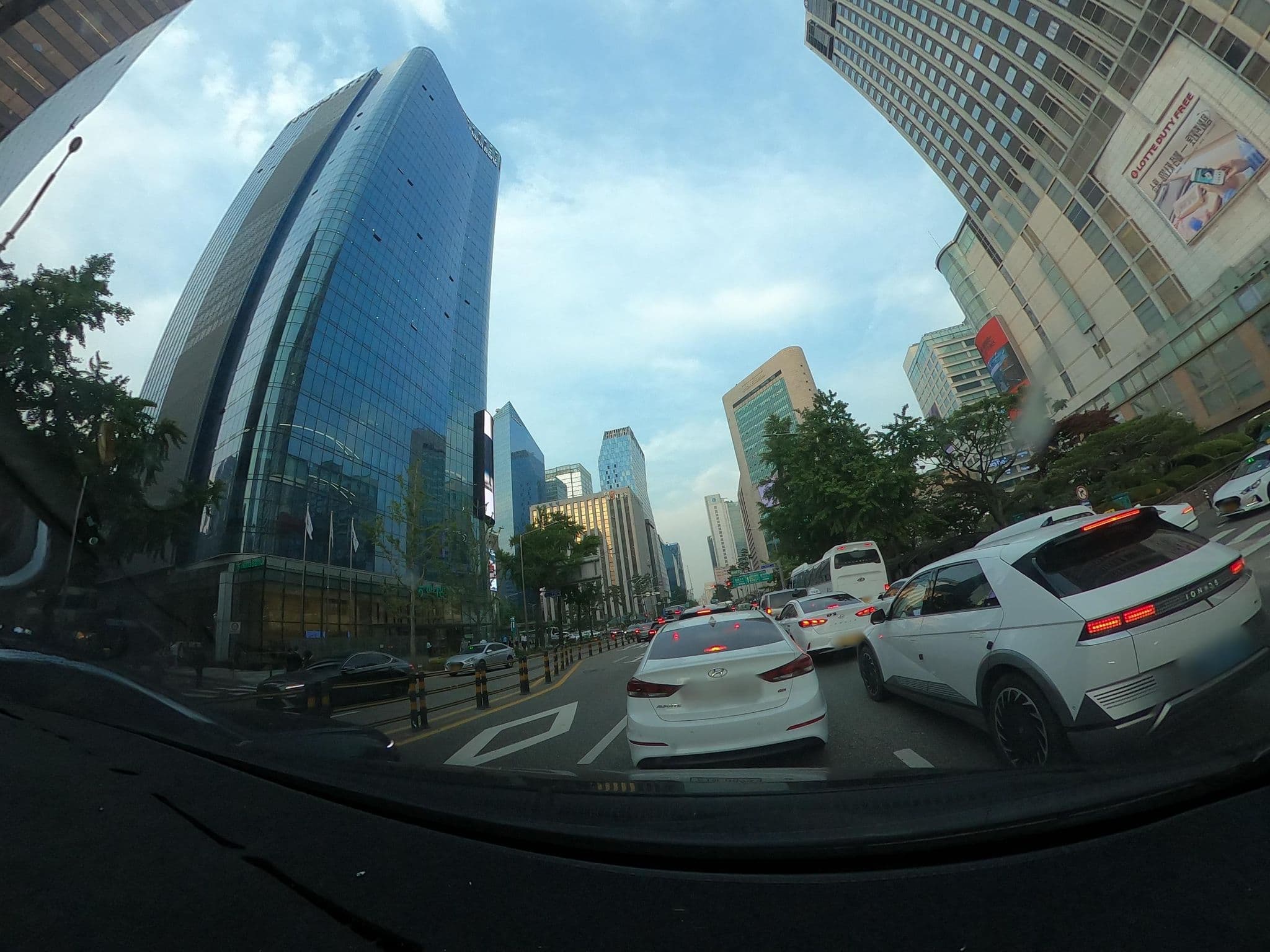 Street view near LOTTE HOTEL Club Lounge 27F, Seoul — © lisbethw1130 (CC BY-SA · Mapillary)