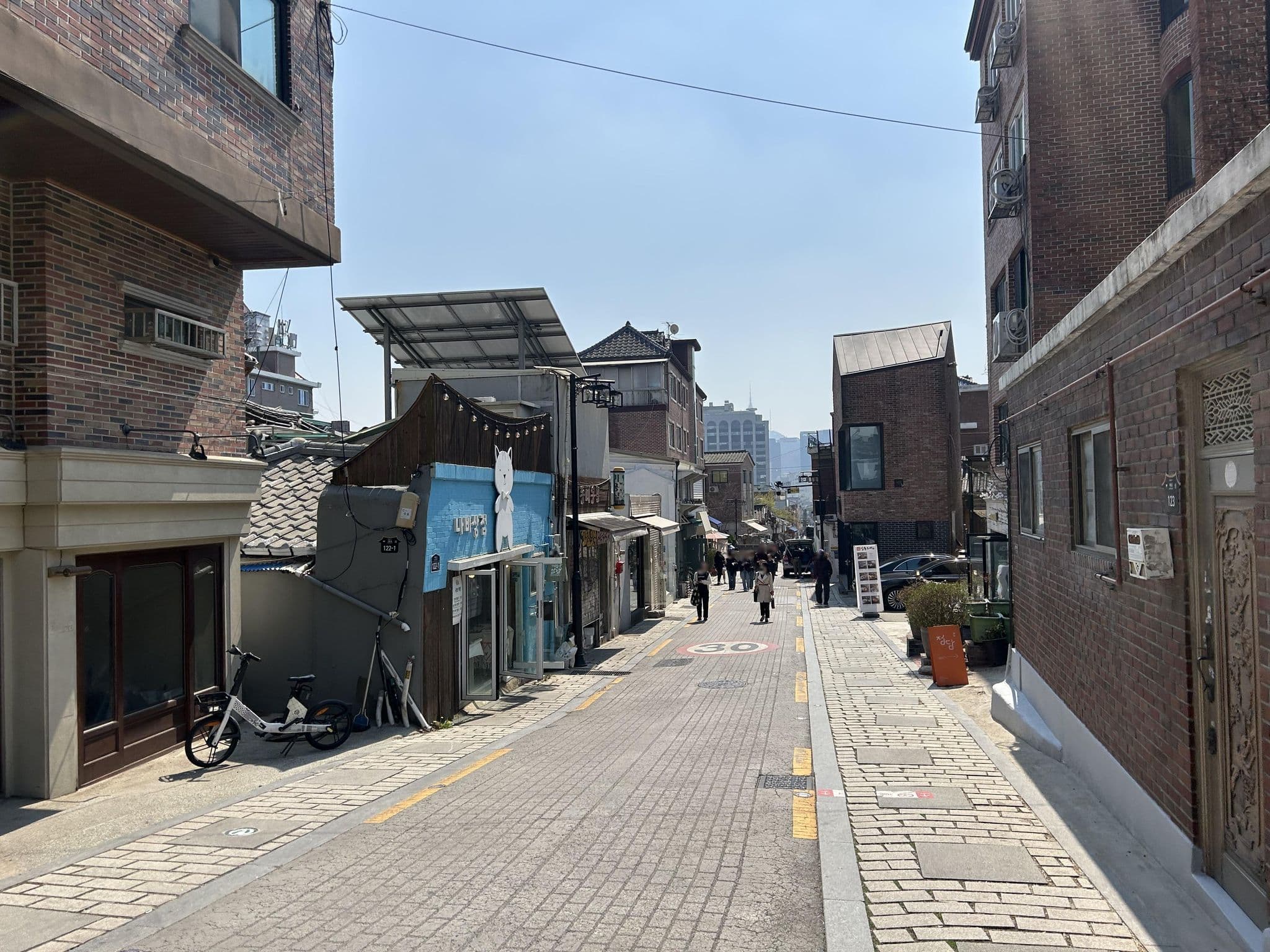 Street view near 북촌공간 하루, Seoul — © ruslan_fat (CC BY-SA · Mapillary)