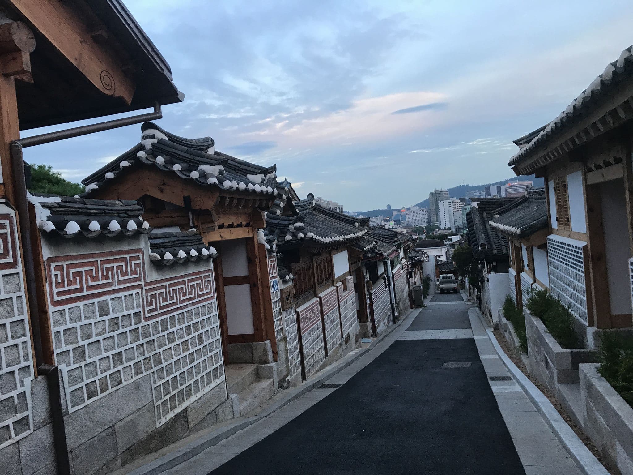 Street view near 북촌 두레 Guesthouse, Seoul — © kilburn (CC BY-SA · Mapillary)