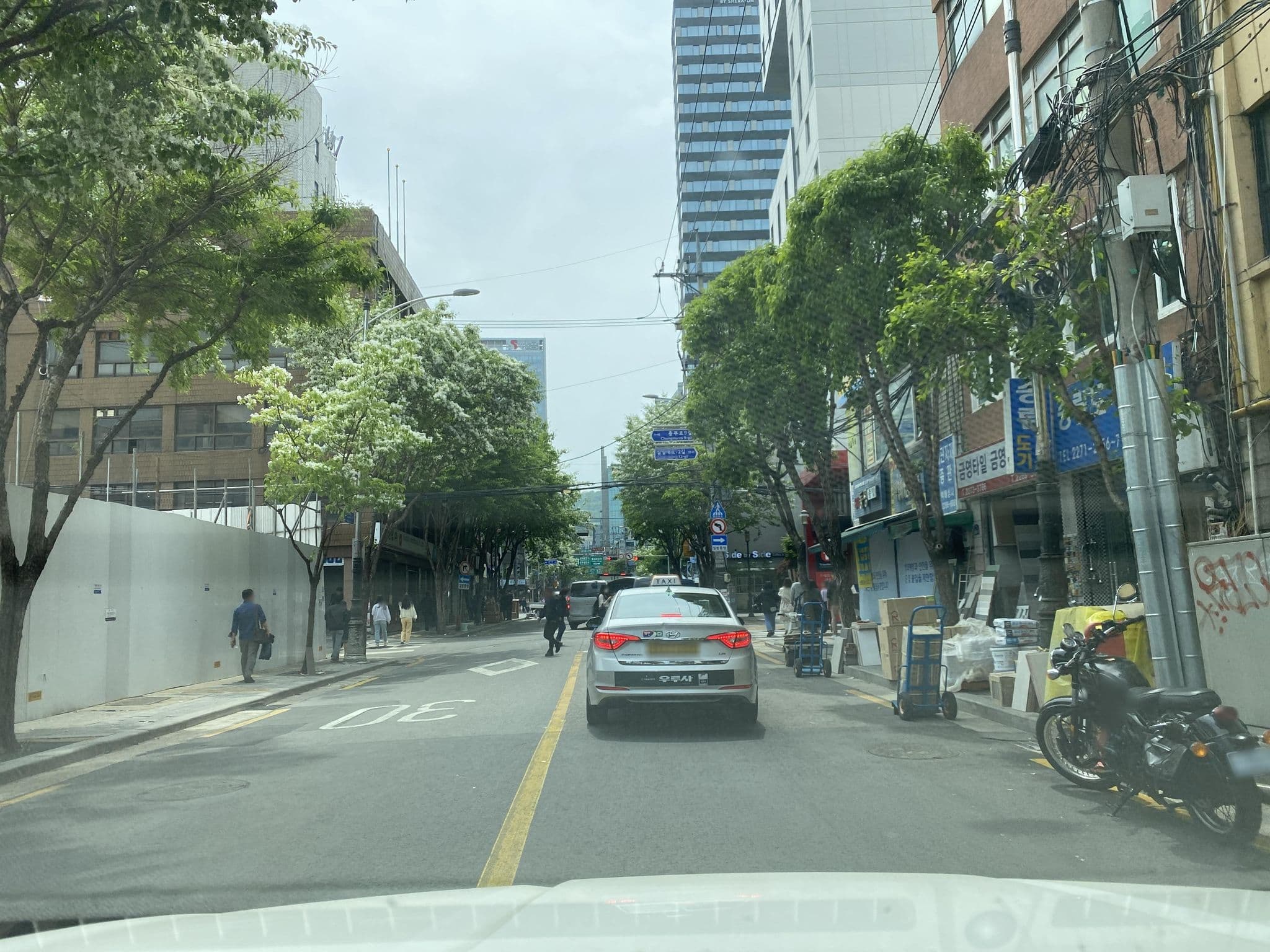 Street view near 명동 타운 게스트하우스, Seoul — © eneerhut (CC BY-SA · Mapillary)
