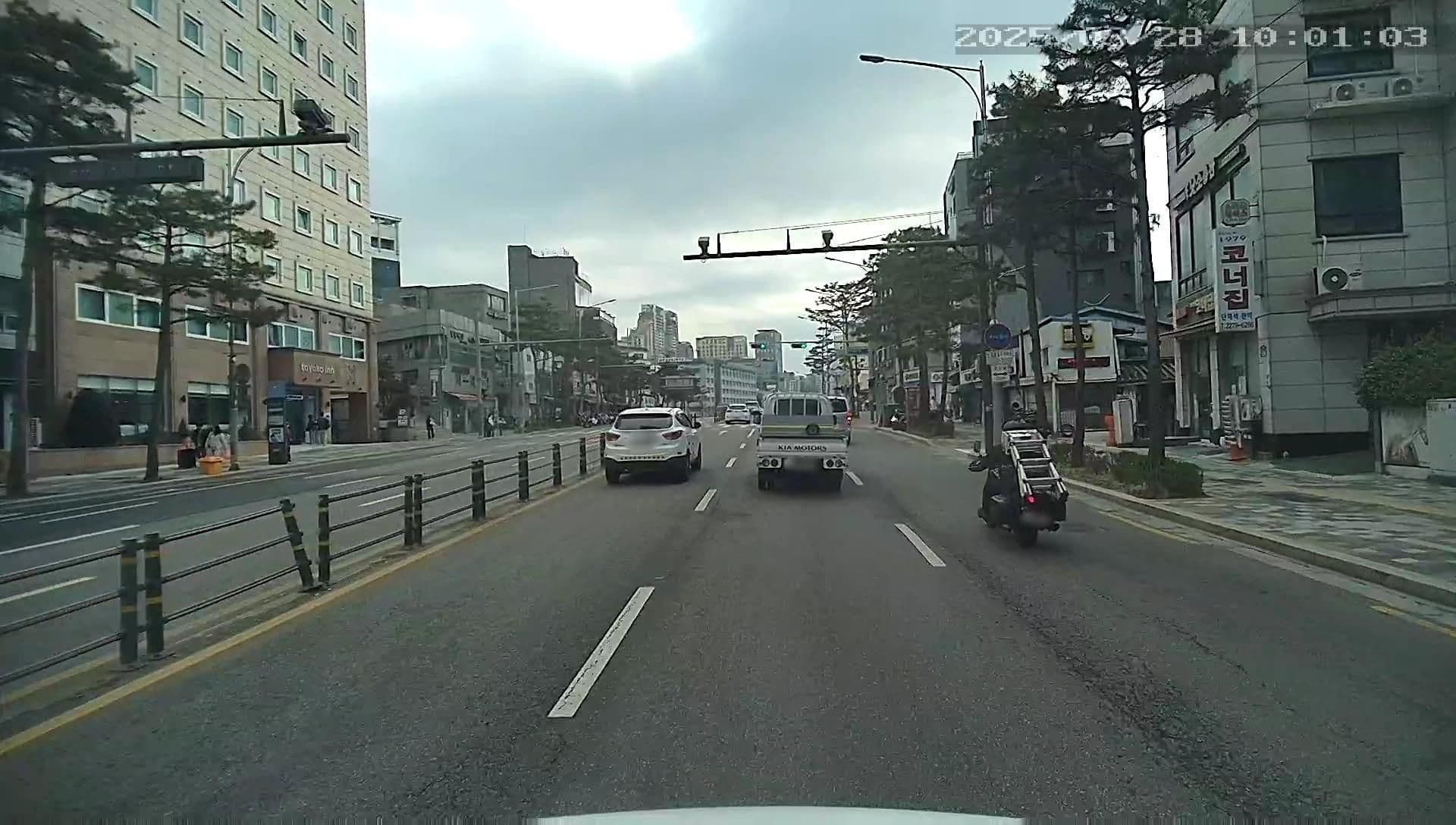 Street view near Mangrove Dongdaemun, Seoul — © motov (CC BY-SA · Mapillary)