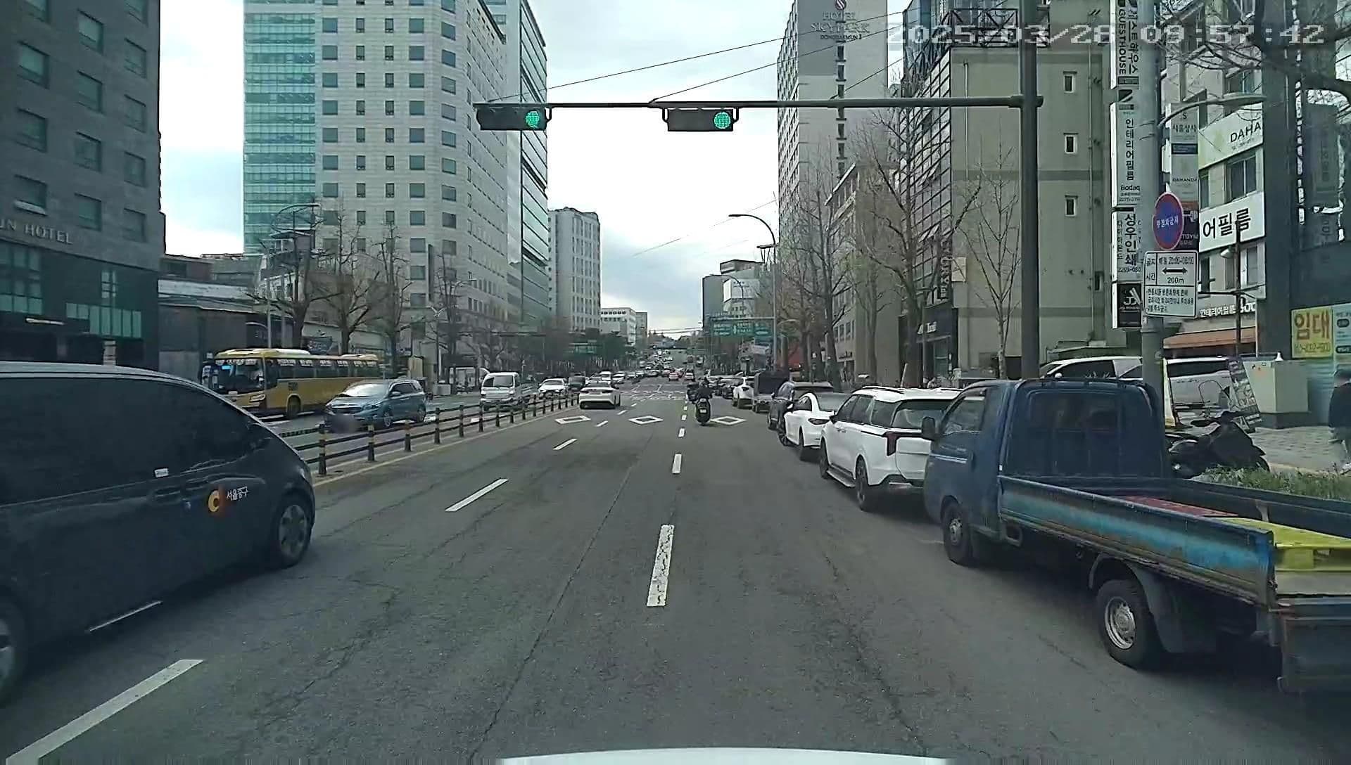 Street view near Baiton Hotel, Seoul, Seoul — © motov (CC BY-SA · Mapillary)