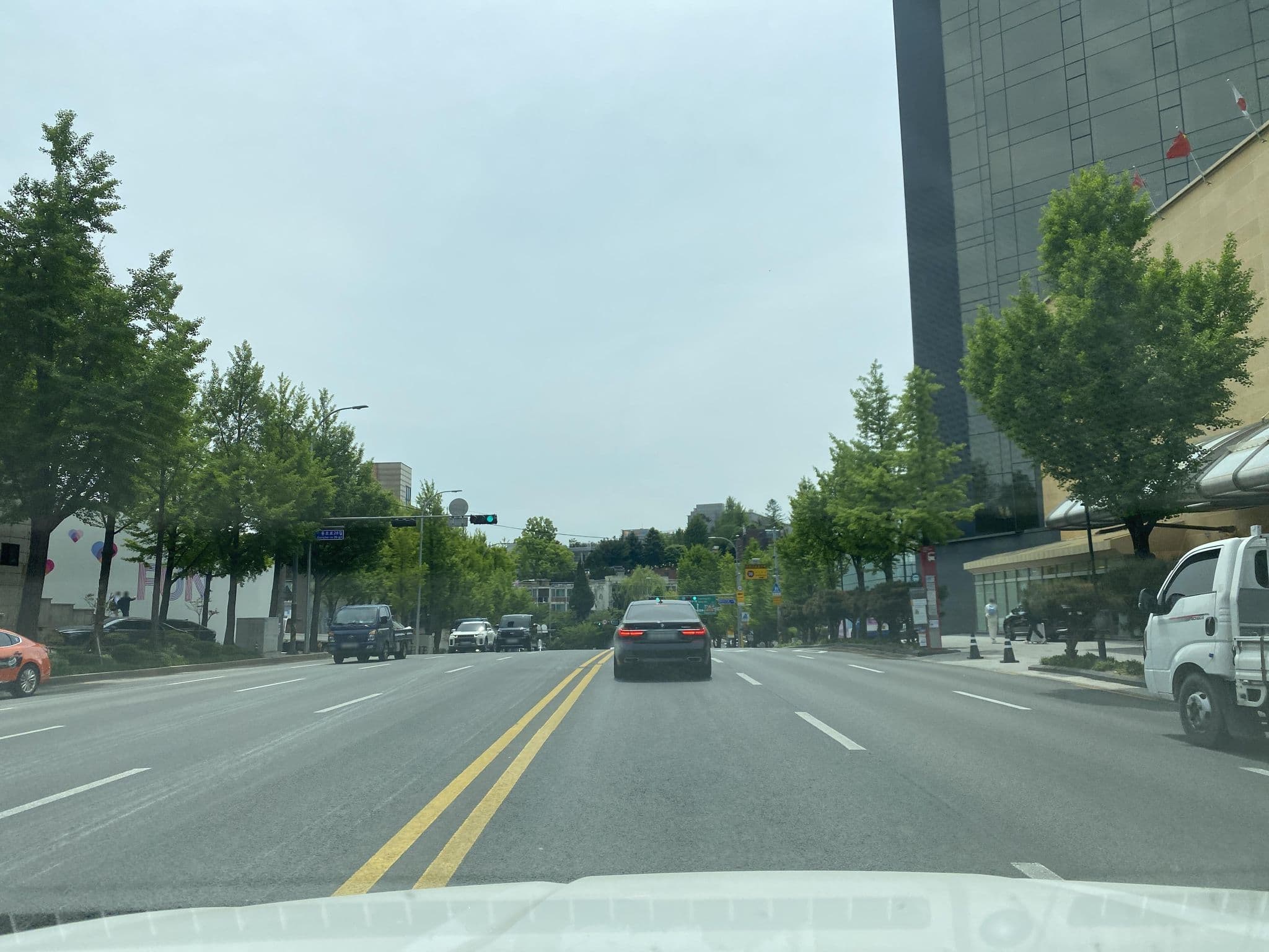 Street view near 앰버서더 서울풀만호텔, Seoul — © eneerhut (CC BY-SA · Mapillary)