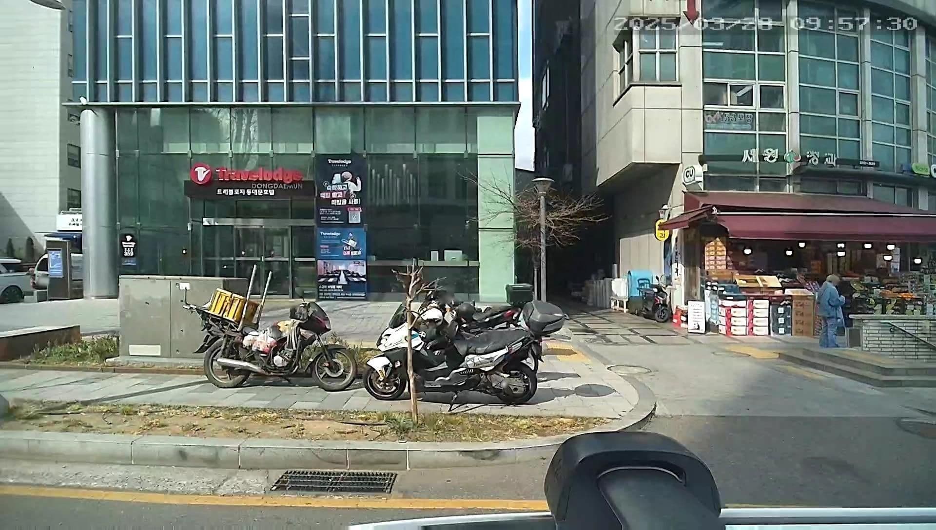 Street view near 트레블로지, Seoul — © motov (CC BY-SA · Mapillary)