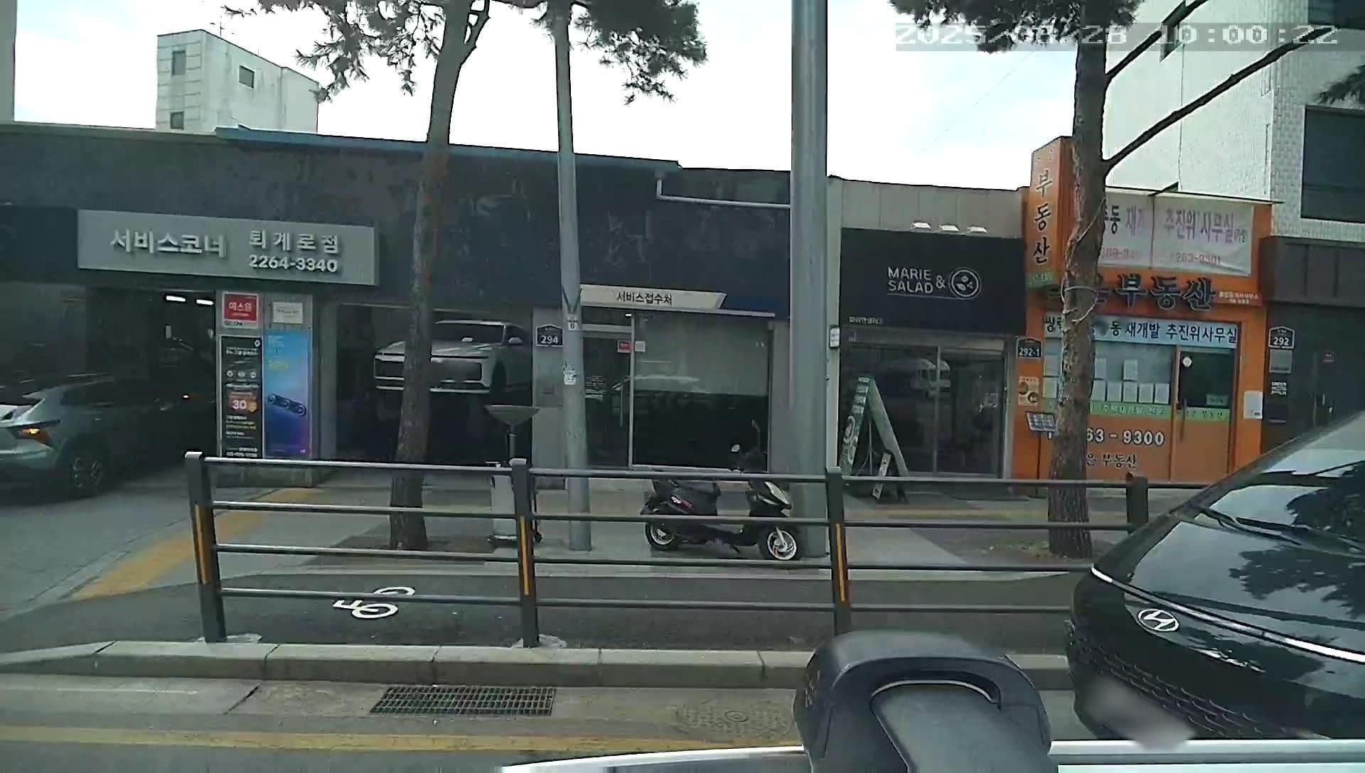 Street view near 호텔더디자이너스DDP, Seoul — © motov (CC BY-SA · Mapillary)