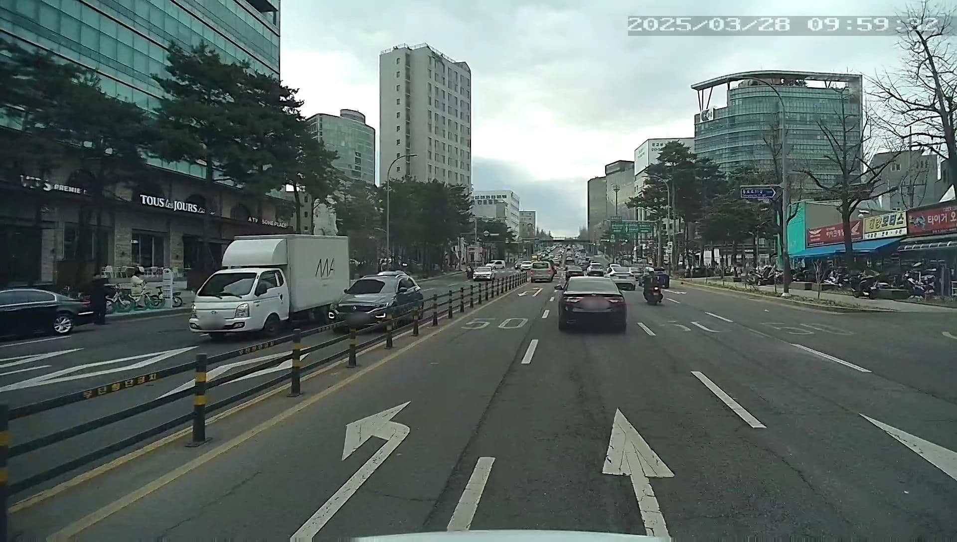 Street view near Hotel Skypark Dongdaemun I, Seoul — © motov (CC BY-SA · Mapillary)